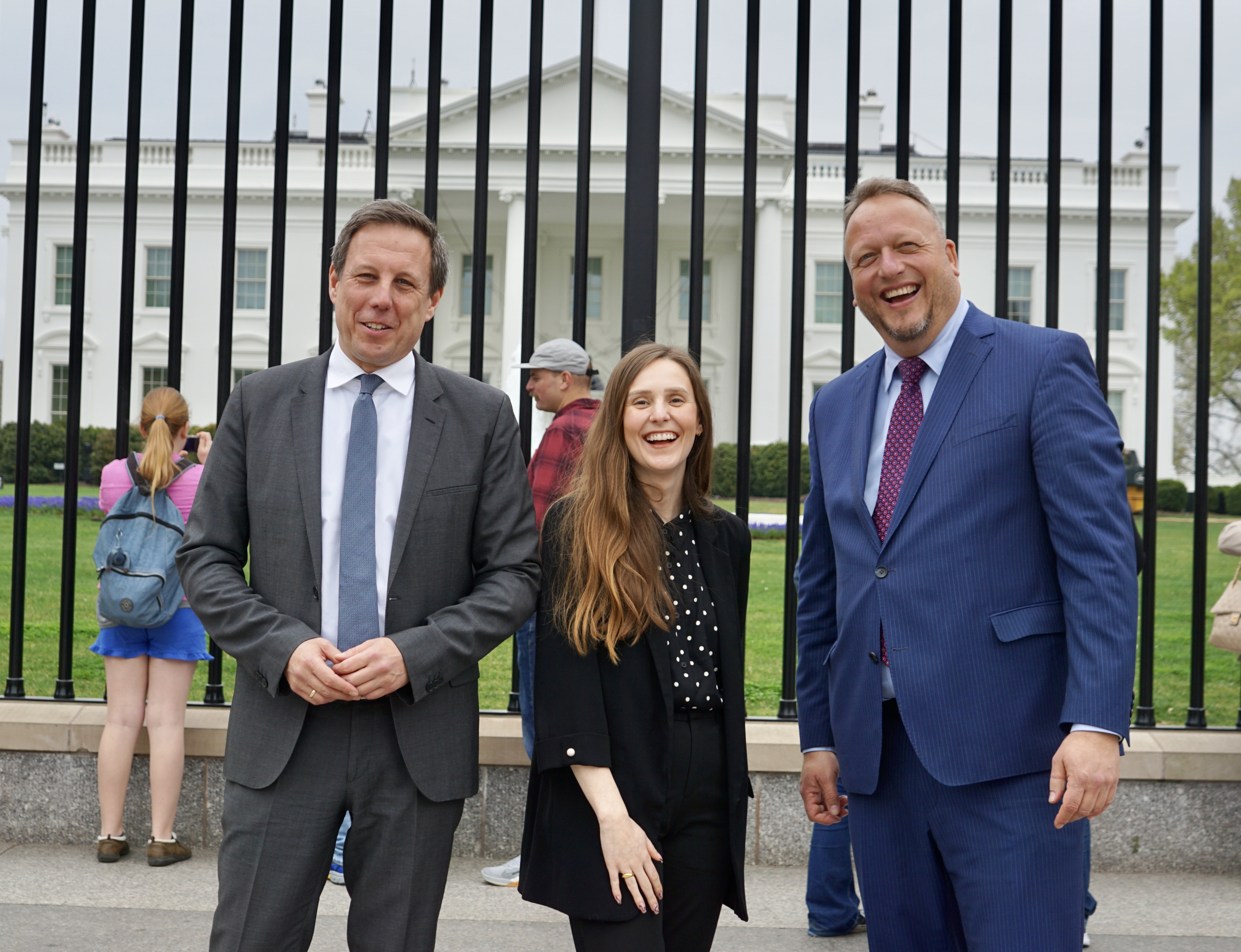 Vor dem Weißen Haus in Washington (v.l.): Der SPD-Fraktionsvorsitzende im Landtag von Schleswig-Holstein, Thomas Losse-Müller, mit seiner Stellvertreterin Sophia Schiebe und dem Büroleiter der Friedrich-Ebert-Stiftung, Knut Dethlefsen.