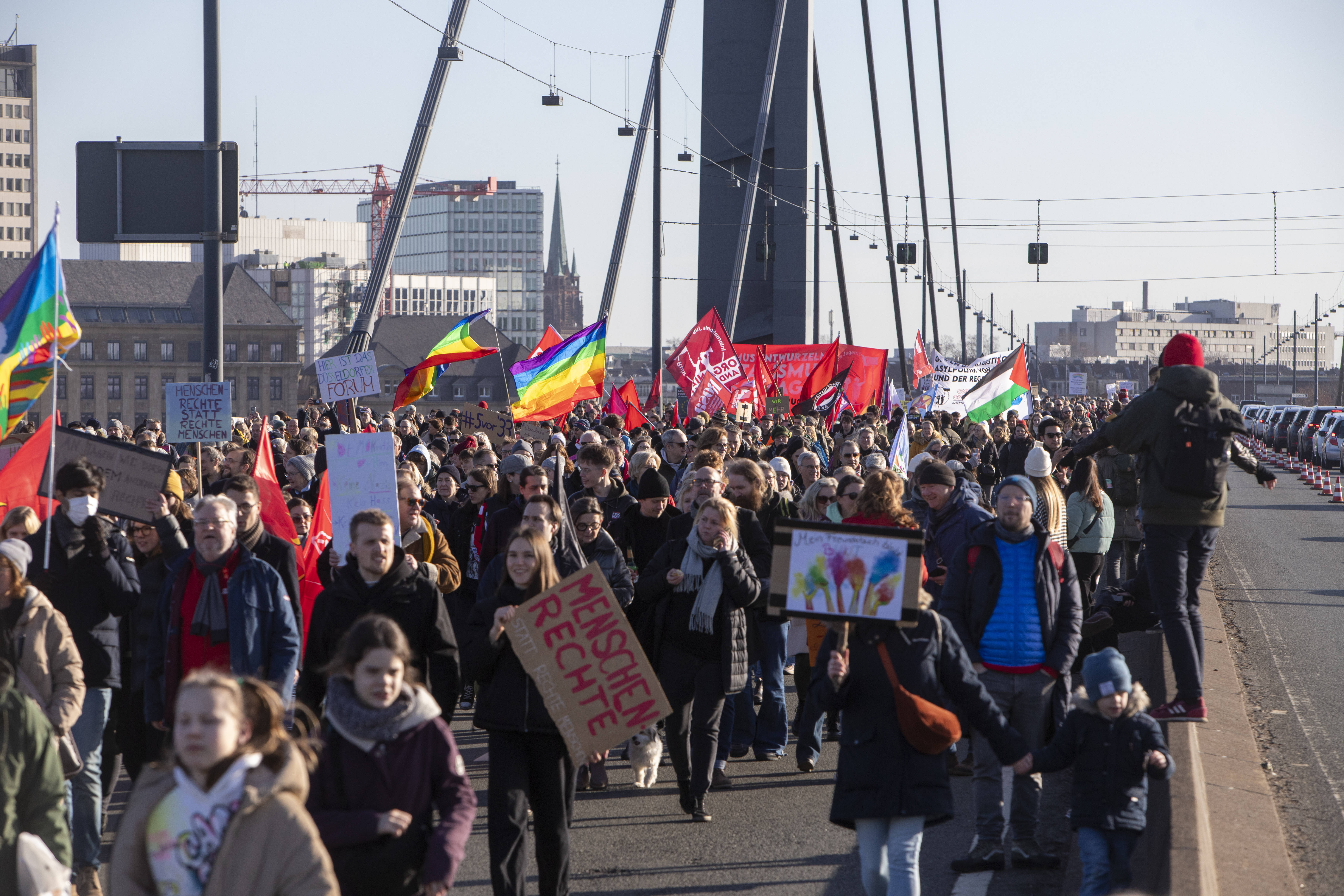 Rund 100.000 Menschen sind am Wochenende in Düsseldorf gegen Rechtsextremismus auf die Straße gegangen.