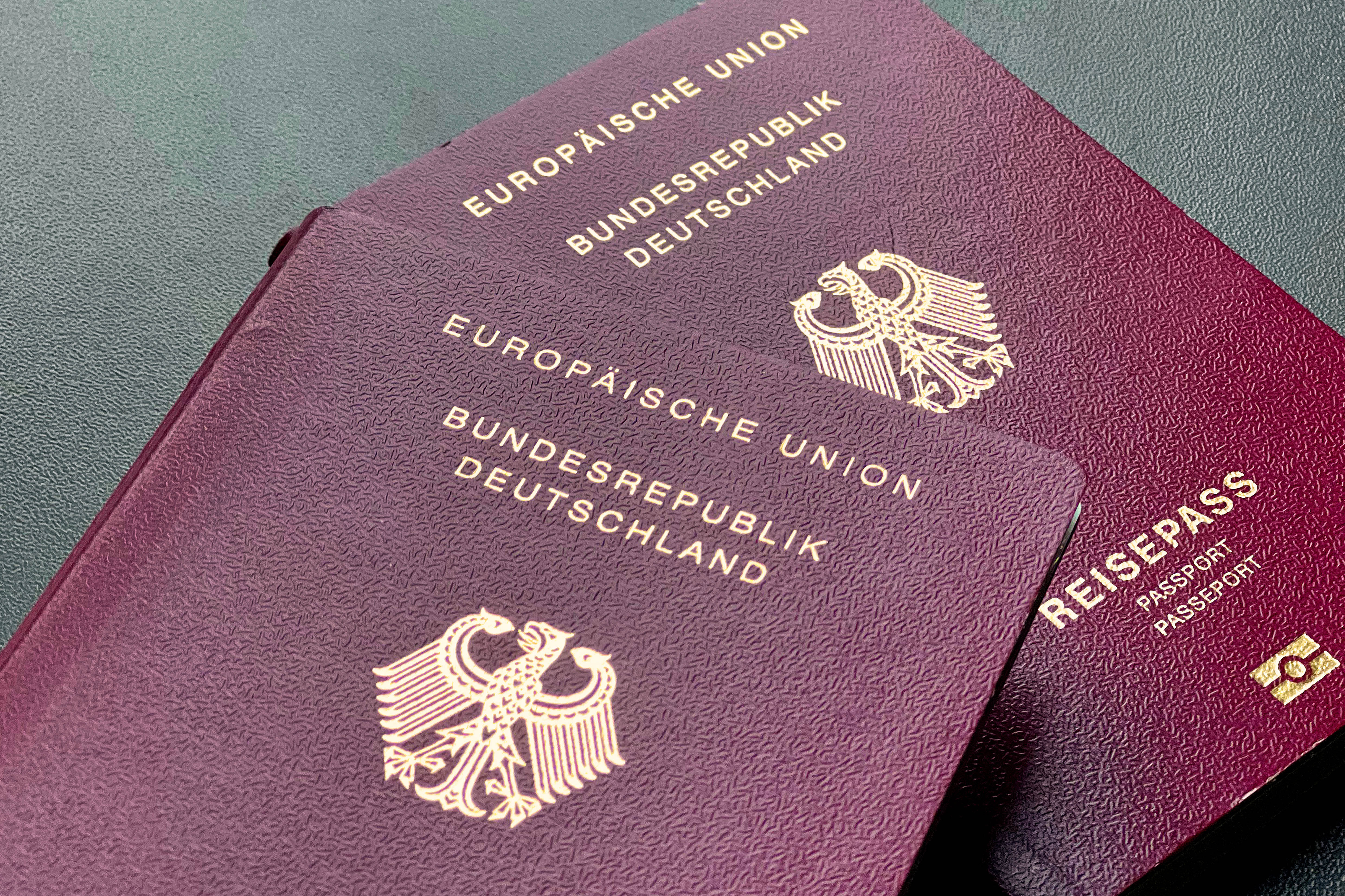 Mit dem neuen Staatsangehörigkeitsrecht können Menschen künftig schon nach fünf Jahren Aufenthalt im Land den deutschen Pass erhalten.