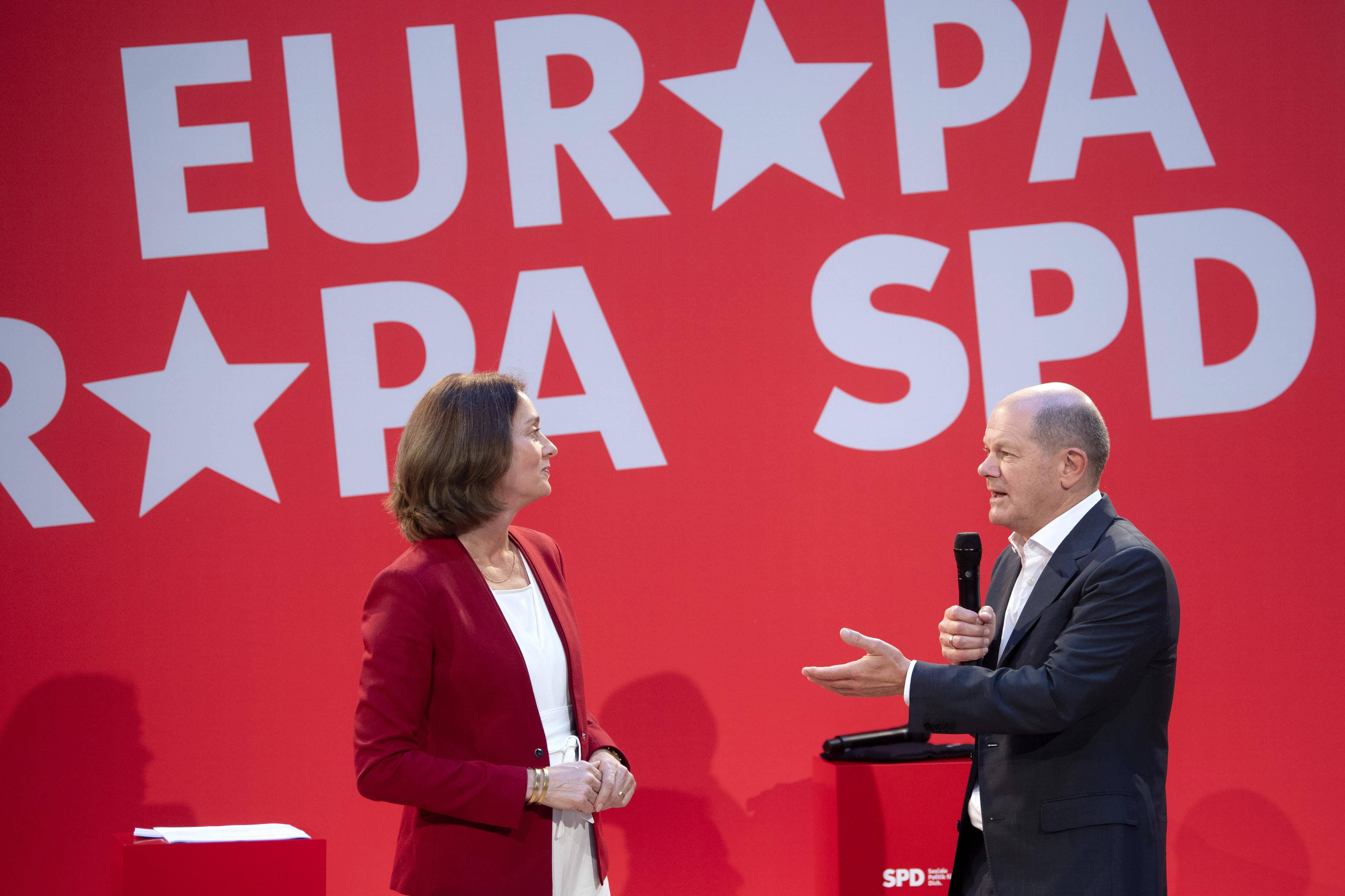 Hand in Hand für Europa: Spitzenkandidatin Katarina Barley und Bundeskanzler Olaf Scholz sollen die Gesichter der SPD-Kampagne für die Europawahl sein.