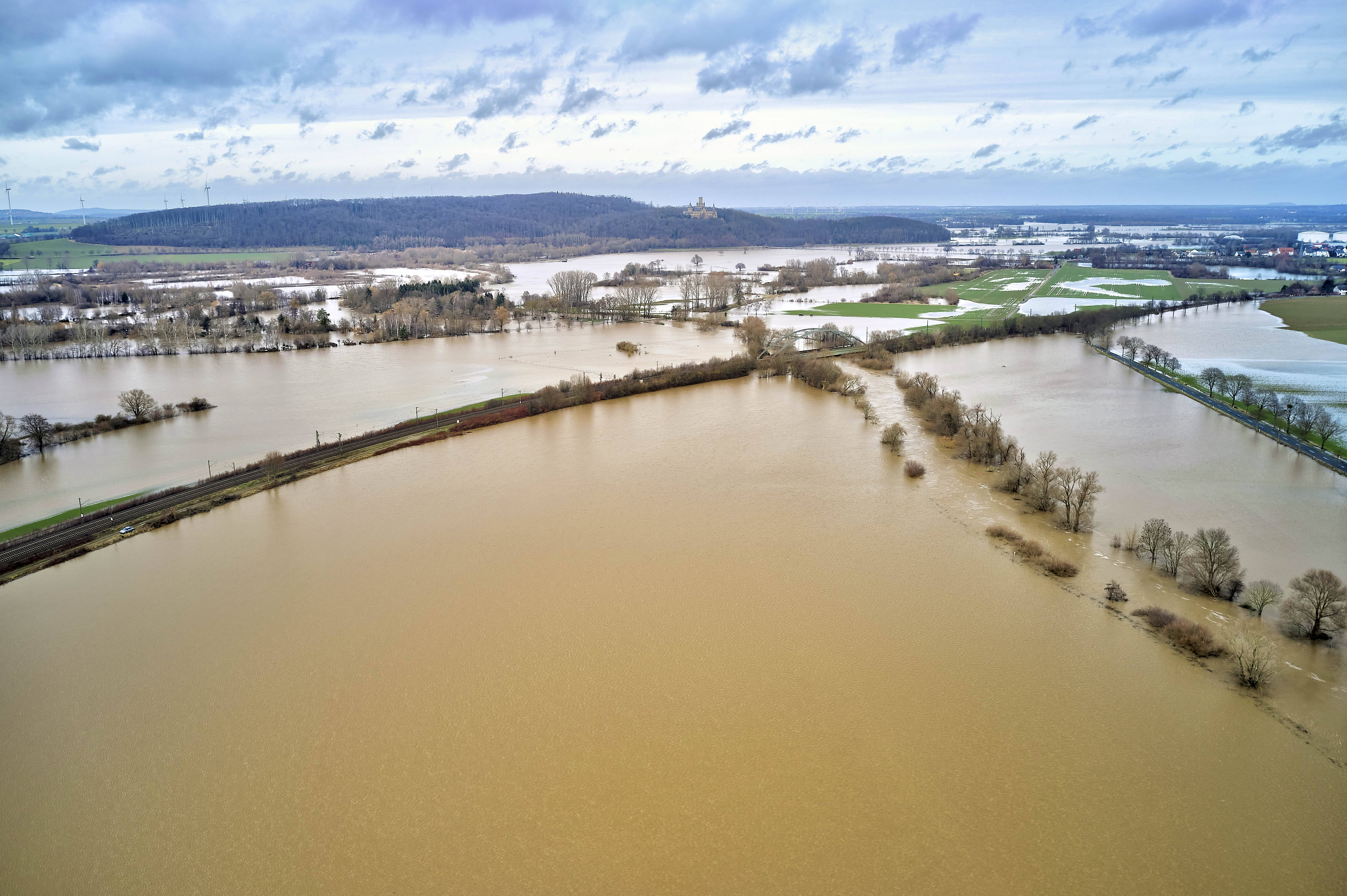 Hochwasser-Notlage: Nach tagelangen Regenfällen führt die Leine bei Burgstemmen in Niedersachsen zu schweren Überschwemmungen.