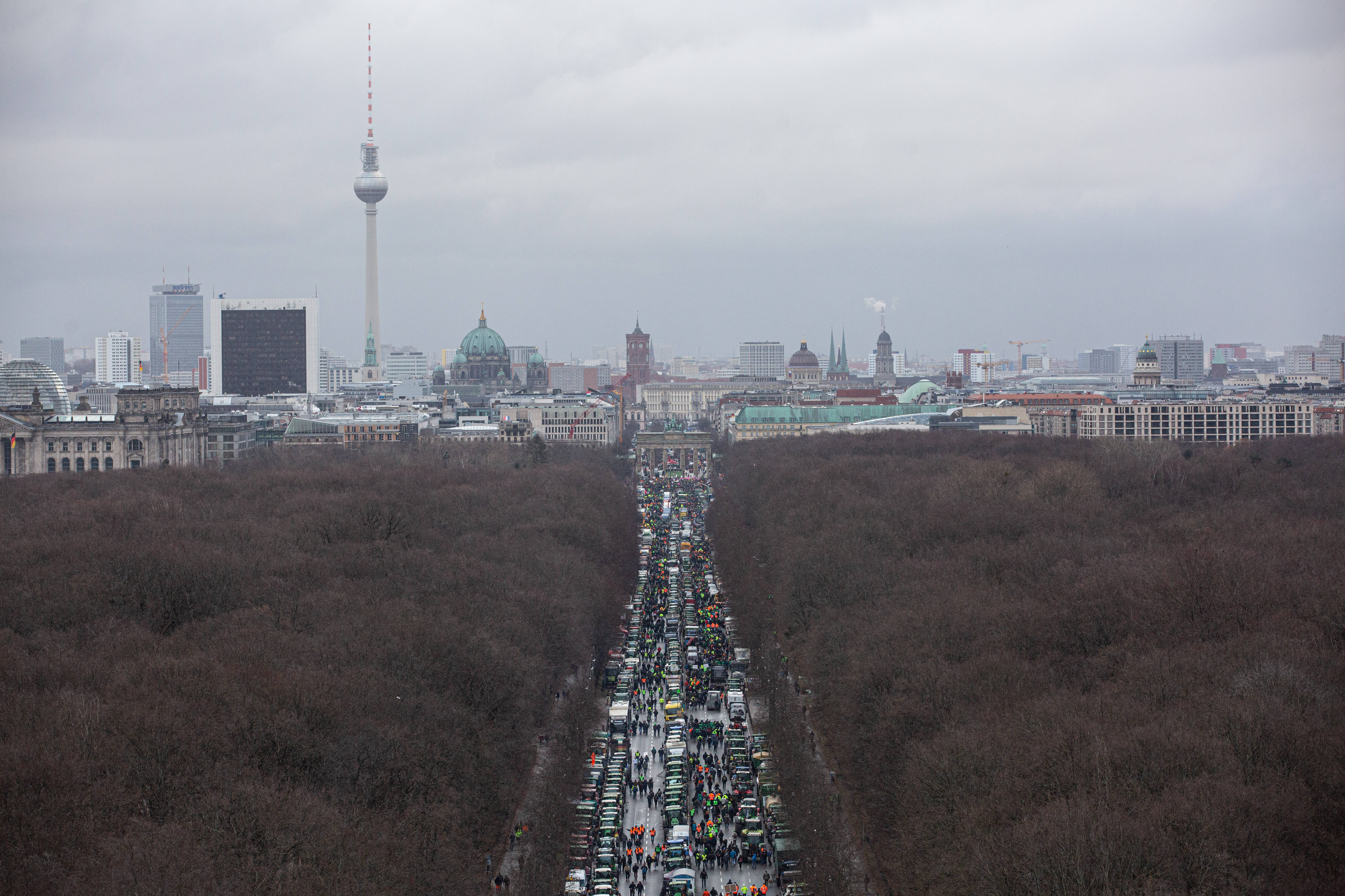 Berlin im Zeichen der Bauernproteste: Rund 30.000 Menschen mit über 5.000 landwirtschaftlichen Fahrzeugen sind am 15. Januar 2024 in die Hauptstadt gekommen, hier die Straße des 17. Juni mit Blick auf das Brandenburger Tor, wo die Kundgebung stattfand.