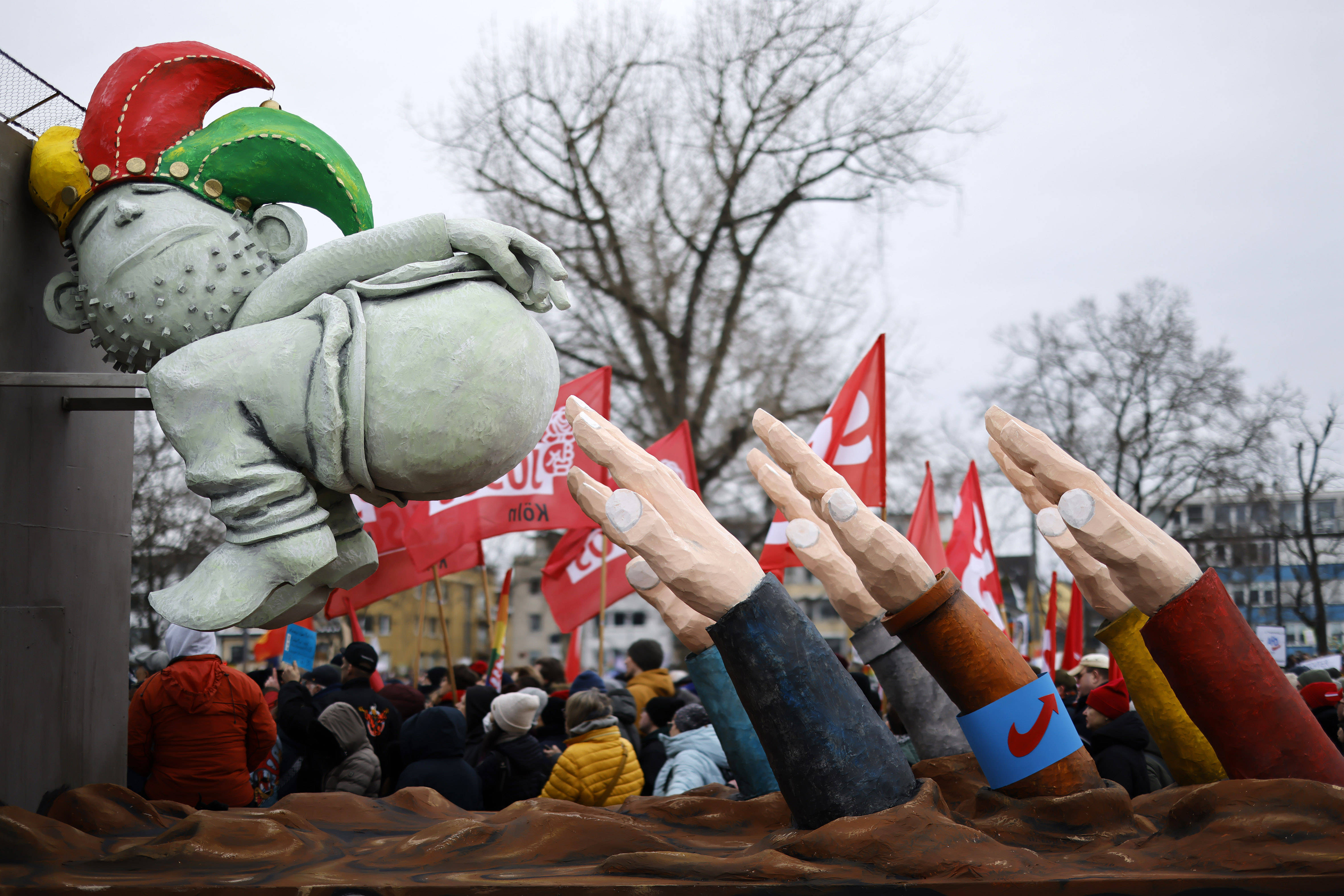 Ein klares Zeichen gegen rechts setzen auch die Kölner Karnevalisten auf einer Demonstration Ende Januar.