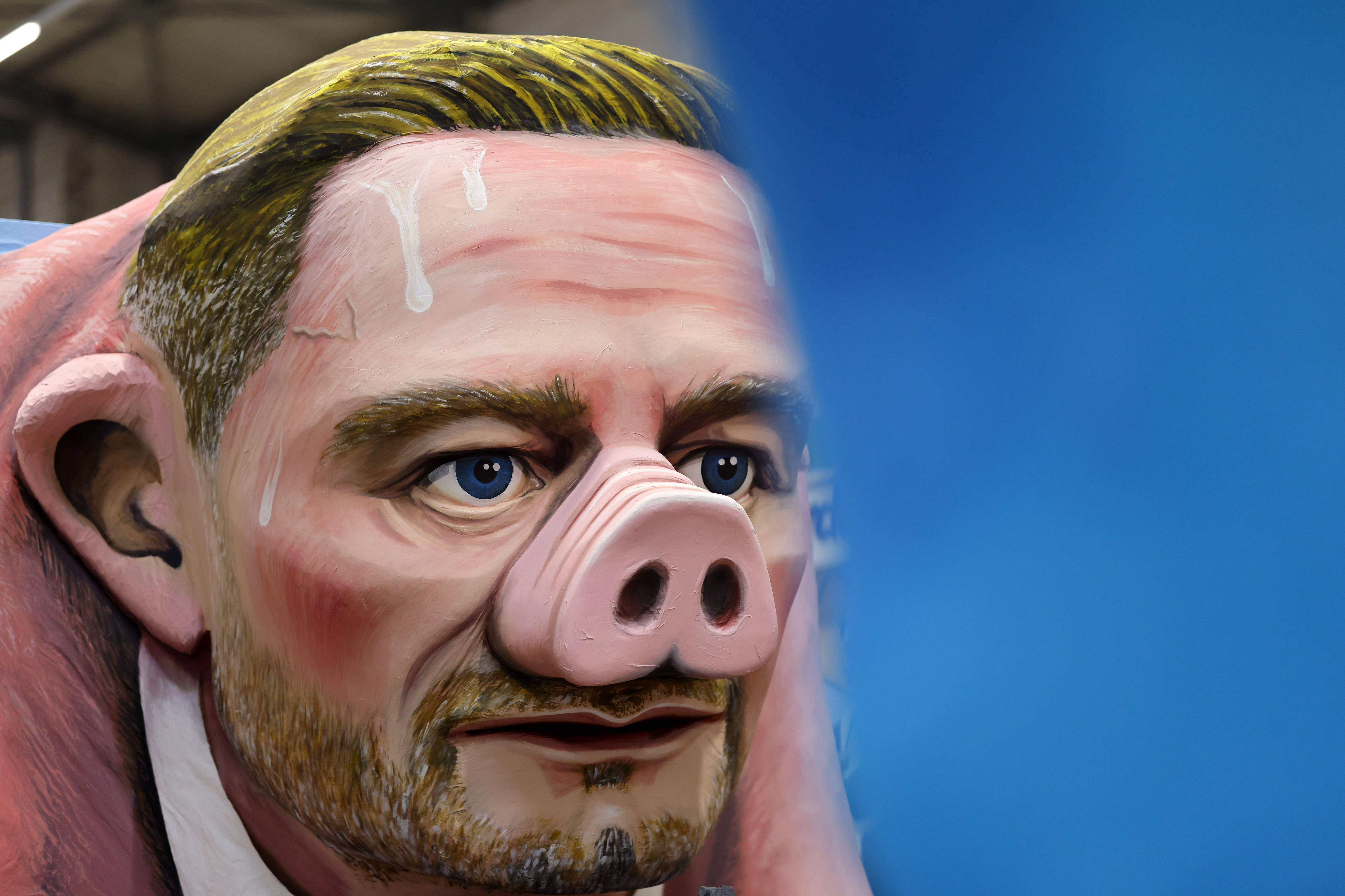 Karnevalsmotiv: Bundesfinanzminister Christian Lindner als Sparschwein beim Kölner Rosenmontagsumzug