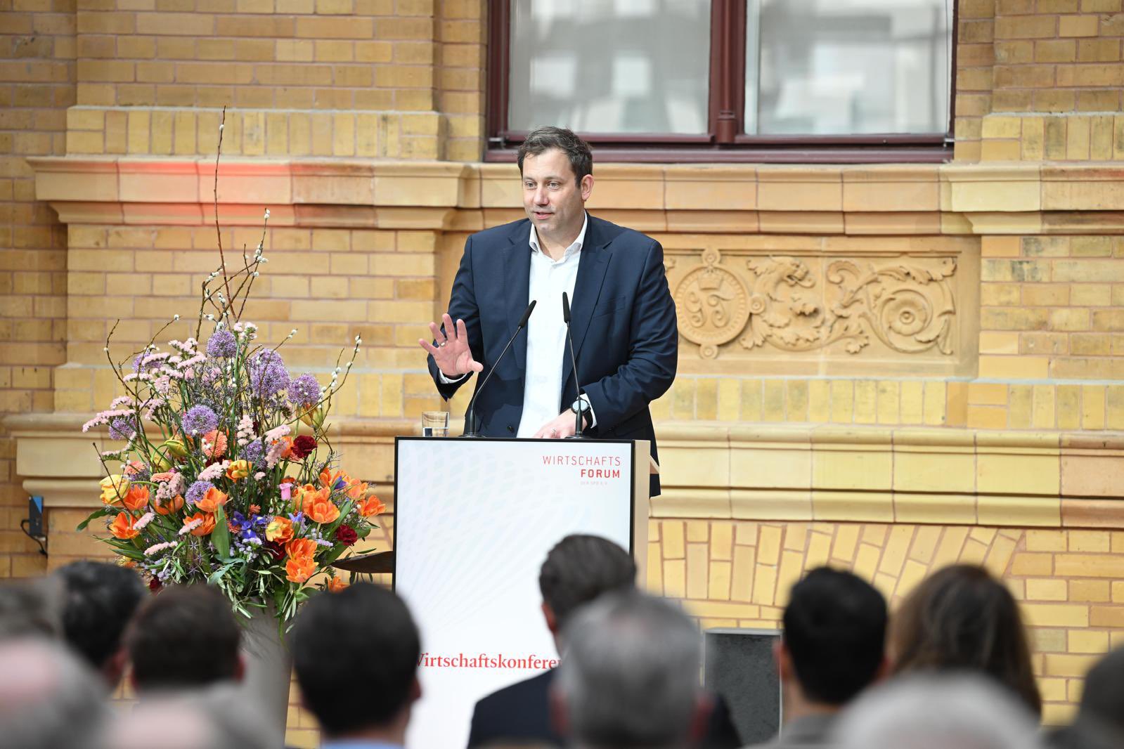 Will mehr in die Demokratie investieren: SPD-Chef Lars Klingbeil bei der Wirtschaftskonferenz des SPD-Wirtschaftsforums