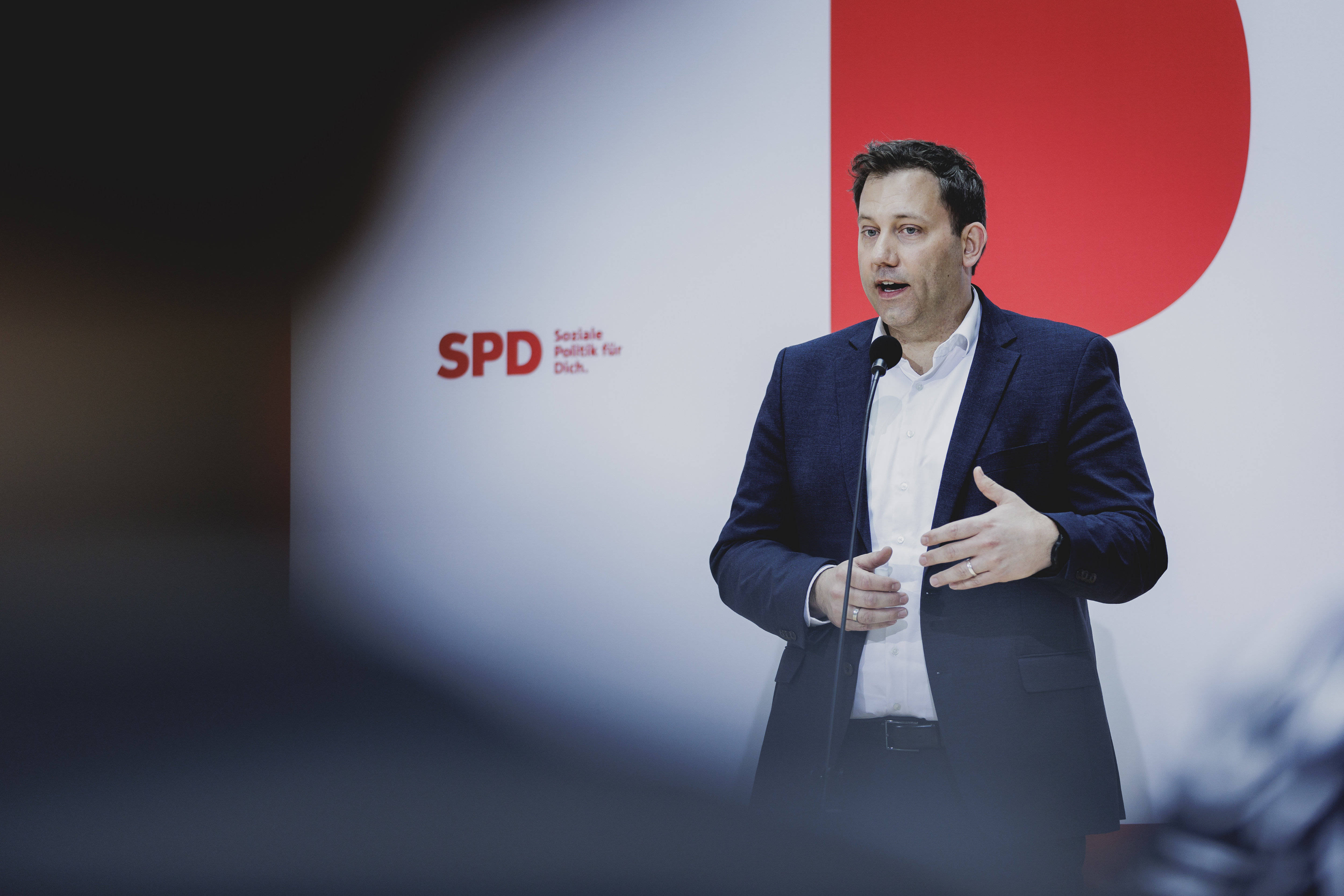 „Wir wollen weitere Schritte gehen.“ SPD-Lars Klingbeil stellt den 10-Punkte-Plan zur Stärkung der Wirtschaft vor.