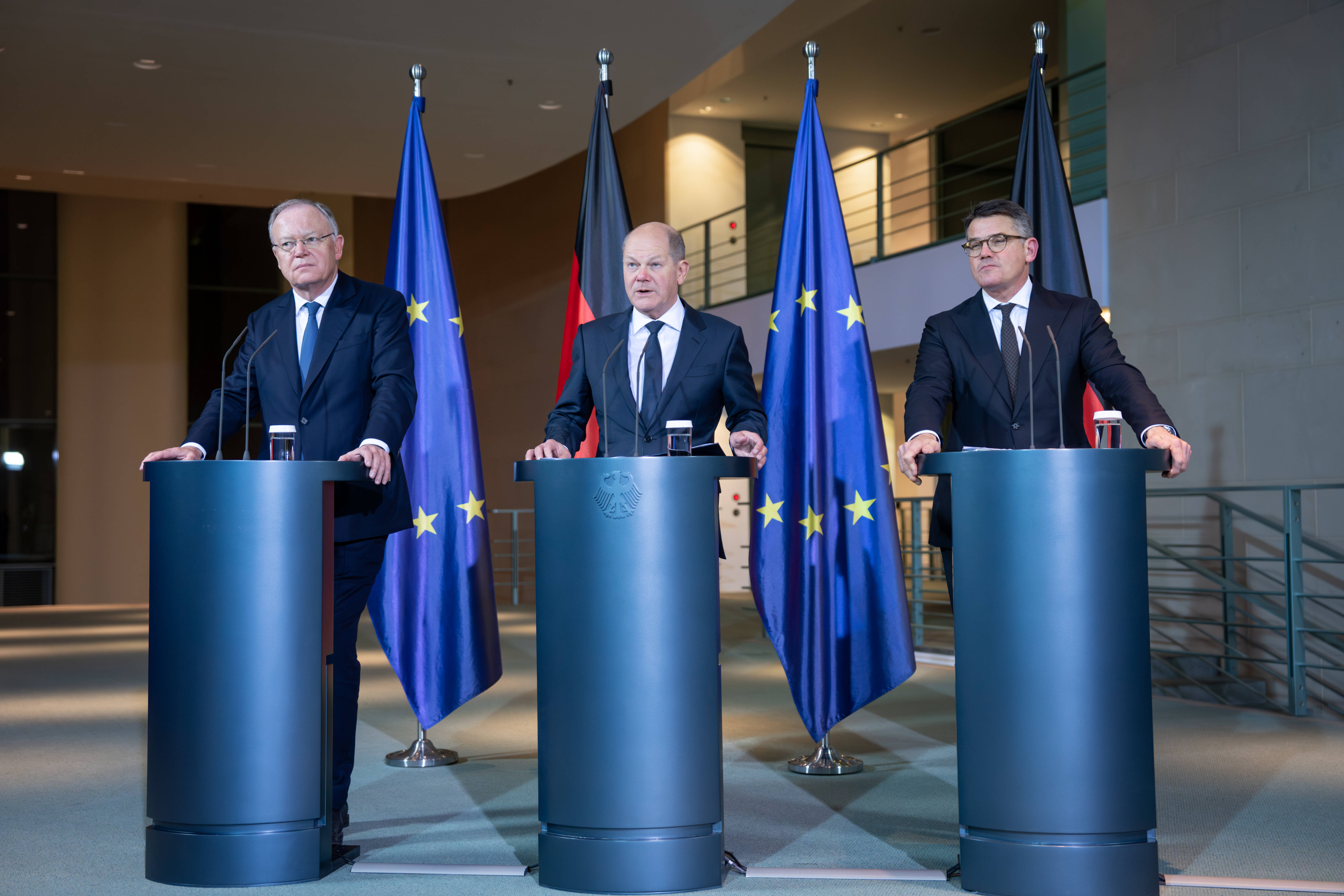 Hier herrschte noch Konsens statt Konflikt: Bundeskanzler Olaf Scholz (m.) mit den Ministerpräsidenten Stephan Weil (l.) und Boris Rhein (r.) nach der Ministerpräsidentenkonferenz am 6. November 2023 in Berlin