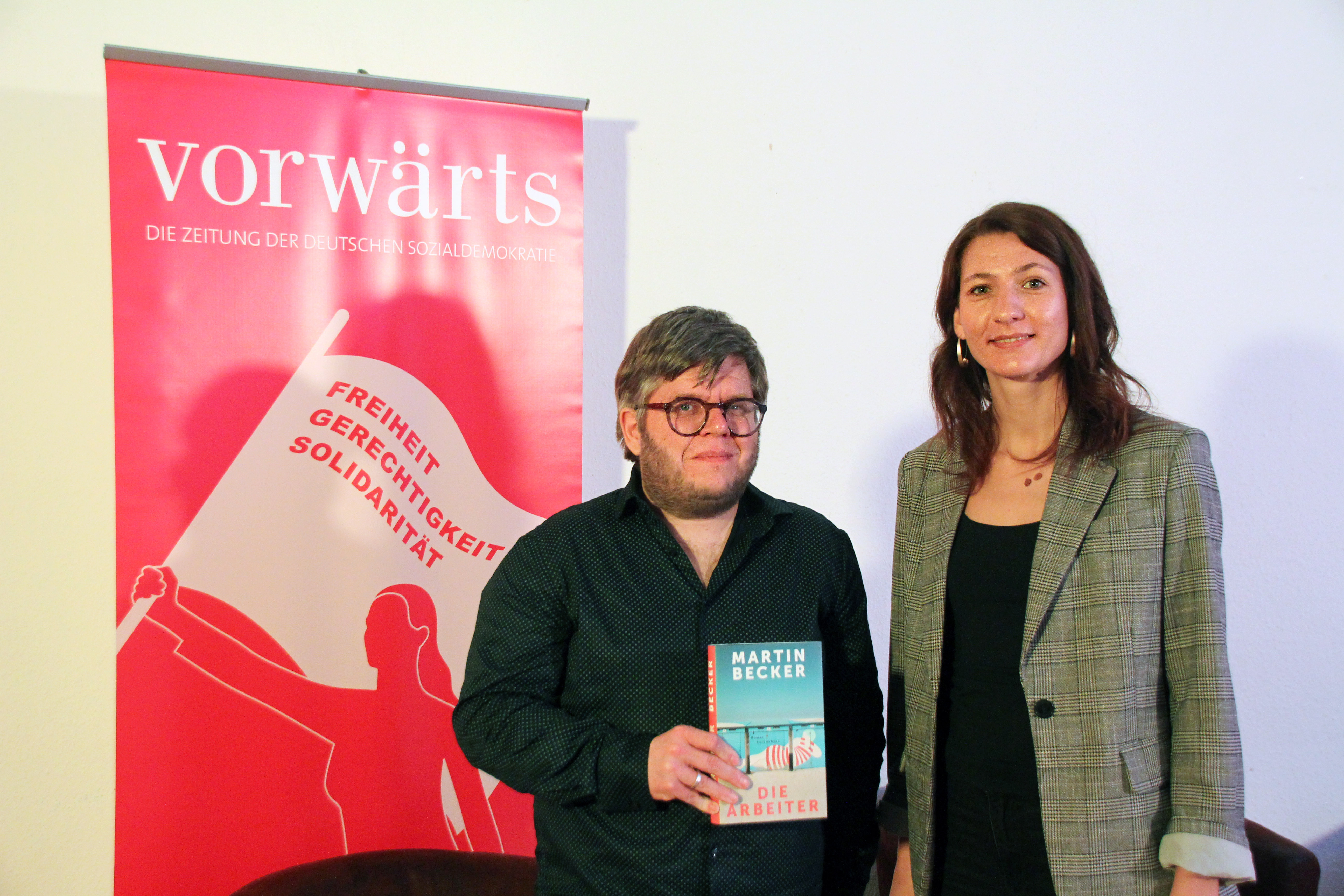 Die Leipziger SPD-Bundestagsabgeordnete Nadja Sthamer sprach im Rahmen der vorwärts-Reihe "Politik trifft Buch" mit Autor Martin Becker.