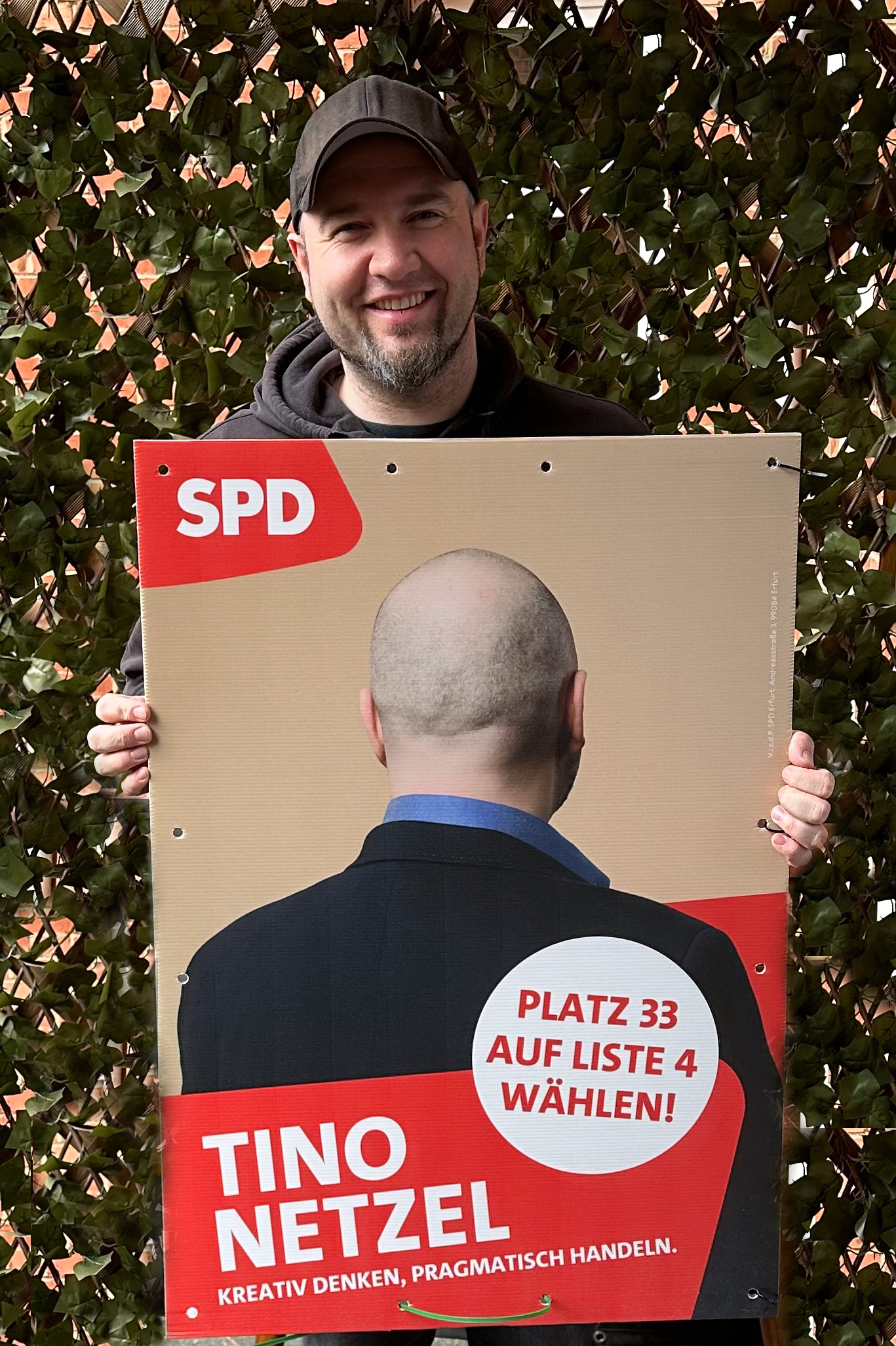 Mit einem Augenzwinkern: Der Erfurter SPD-Stadtratskandidat Tino Netzel wirbt mit seinem Hinterkopf.