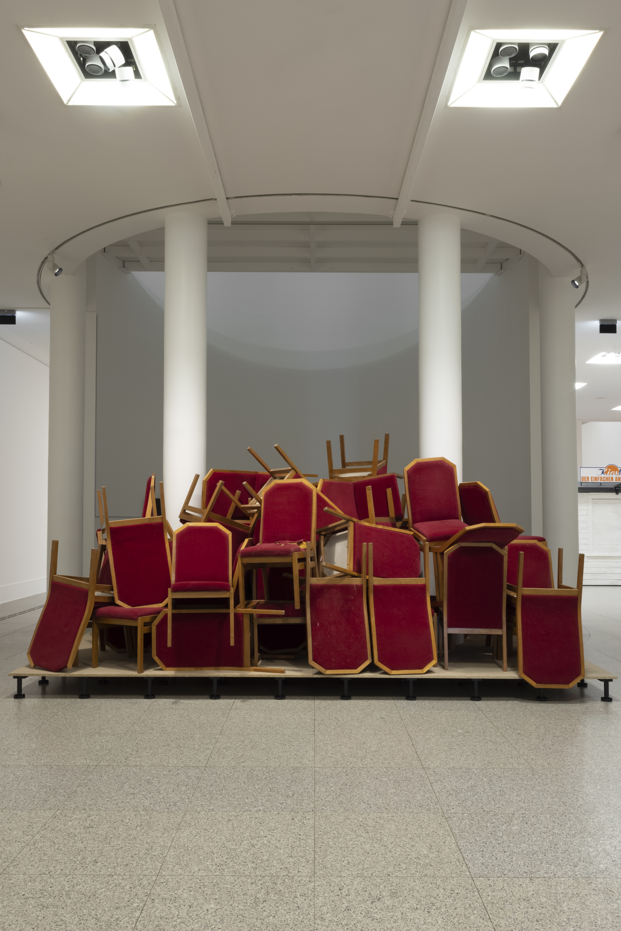 Das Kunstwerk „Sturzlage“ zeigt Stühle vom Runden Tisch aus dem Wendejahr 1989/90.