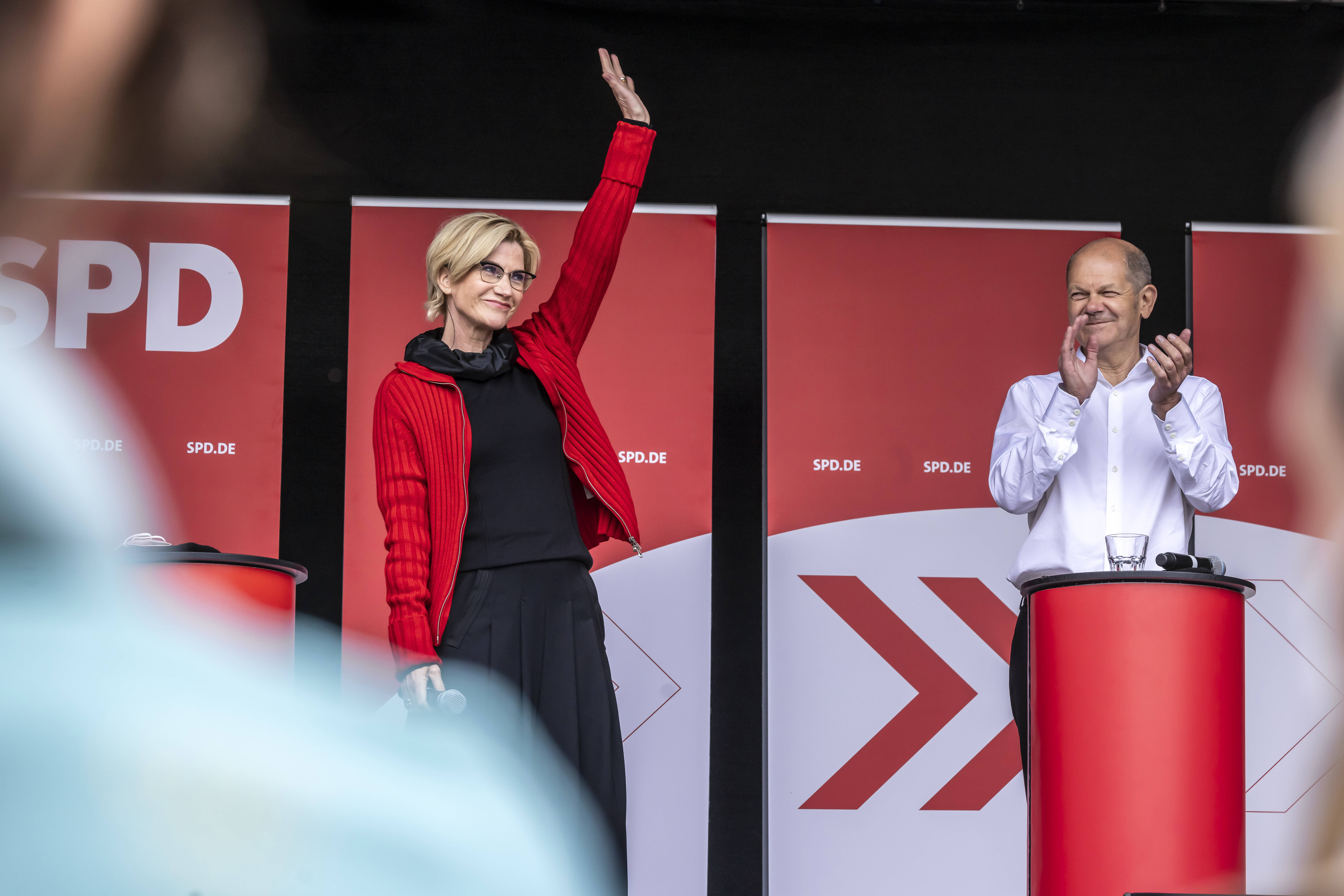 Schauspielerin Astrid Fünderich auf einer Wahlkampfveranstaltung mit Bundeskanzler Olaf Scholz.