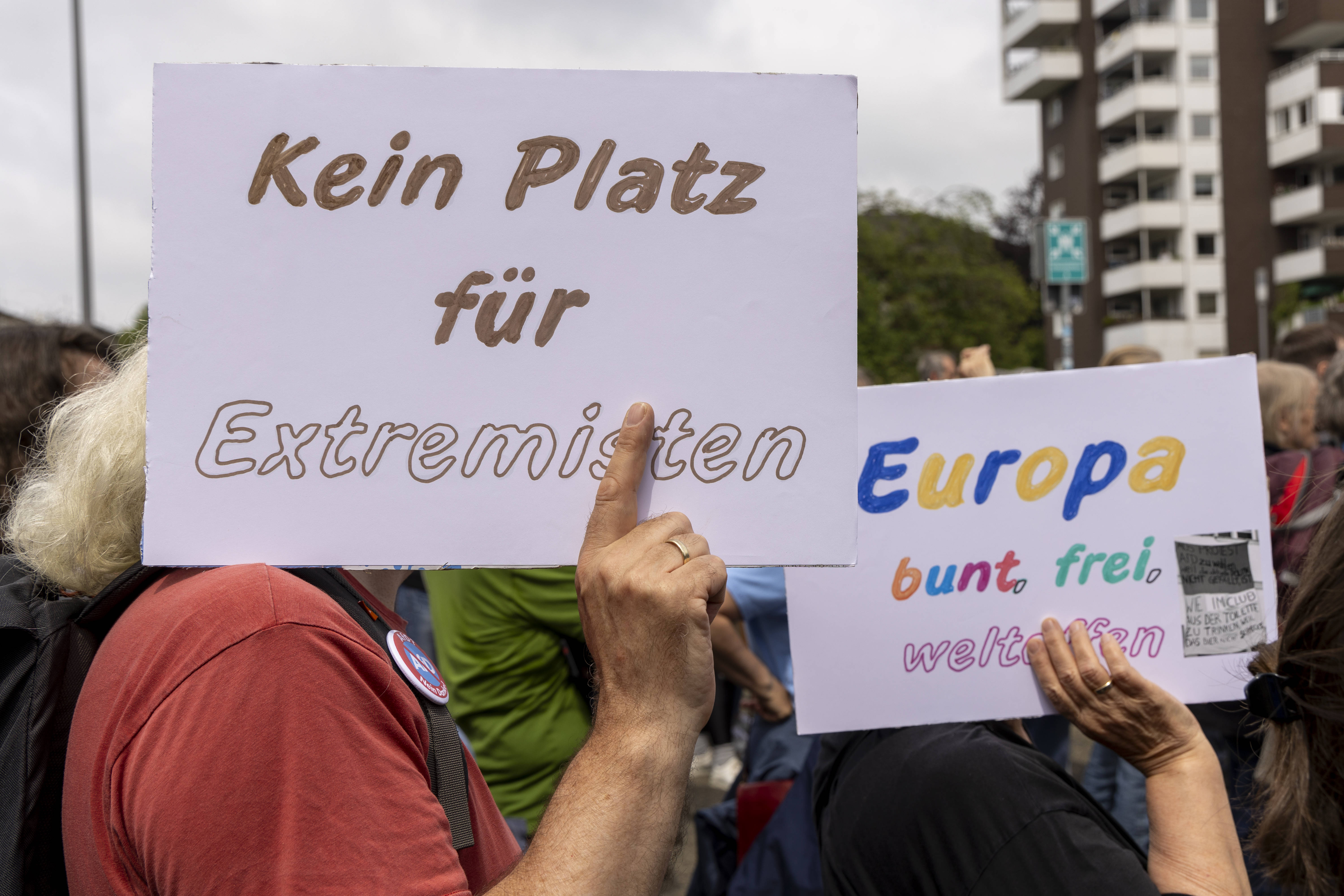 Wie hier in Bochum setzen vielerorts Menschen wenige Tage vor der Europawahl ein Zeichen gegen Rechtsextremismus.