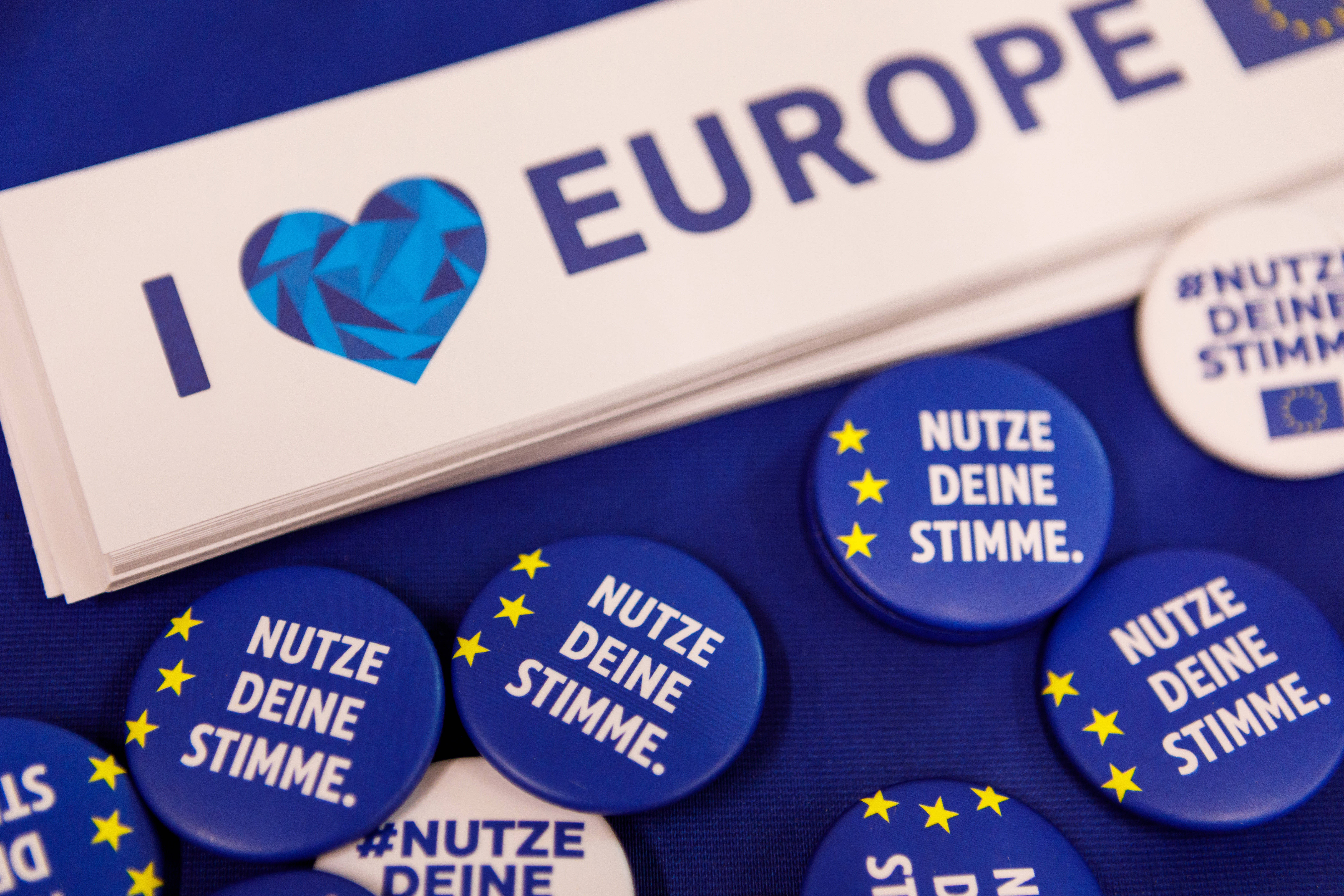 Mobilisierung: Die EU informiert auf vielfältige Art über die Europawahl am 9. Juni 2024, hier ein Stand mit Infomaterial für die deutschsprachigen Wähler*innen.