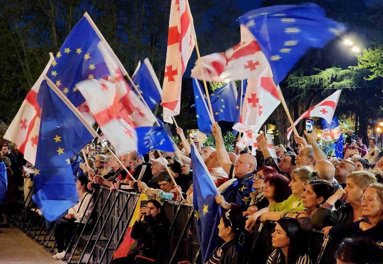 Georgische und Europa-Fahnen: Sie sind bei den Protesten gegen das „Ausländische Agentengesetz“ überall auf den Straßen von Tiflis zu sehen.