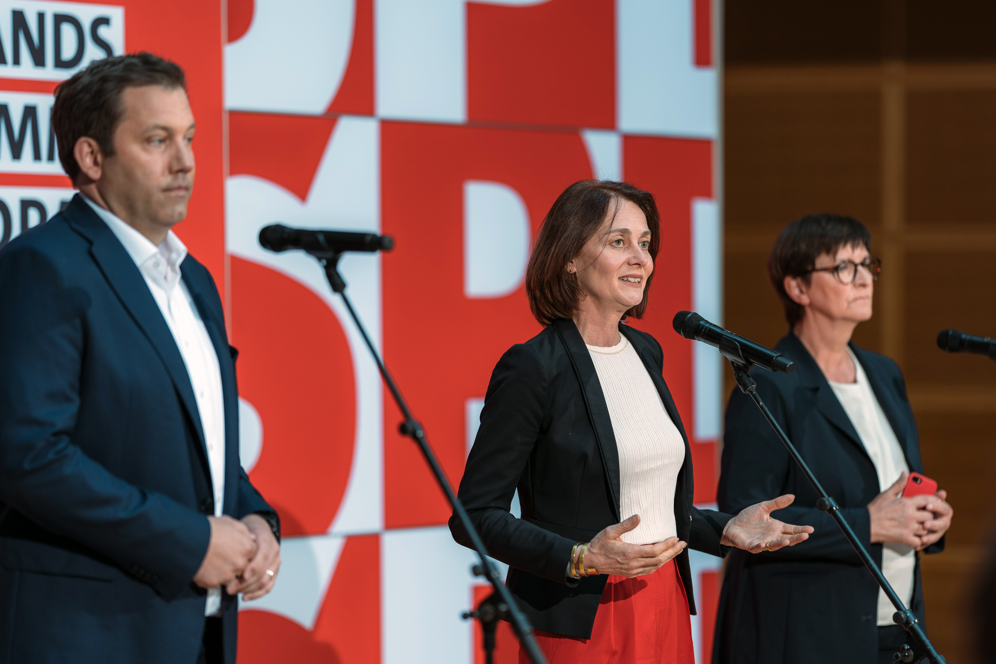 Enttäuscht, aber kämpferisch: SPD-Spitzenkandidatin Katarina Barley (Mitte) mit den SPD-Vorsitzenden Saskia Esken und Lars Klingbeil. 