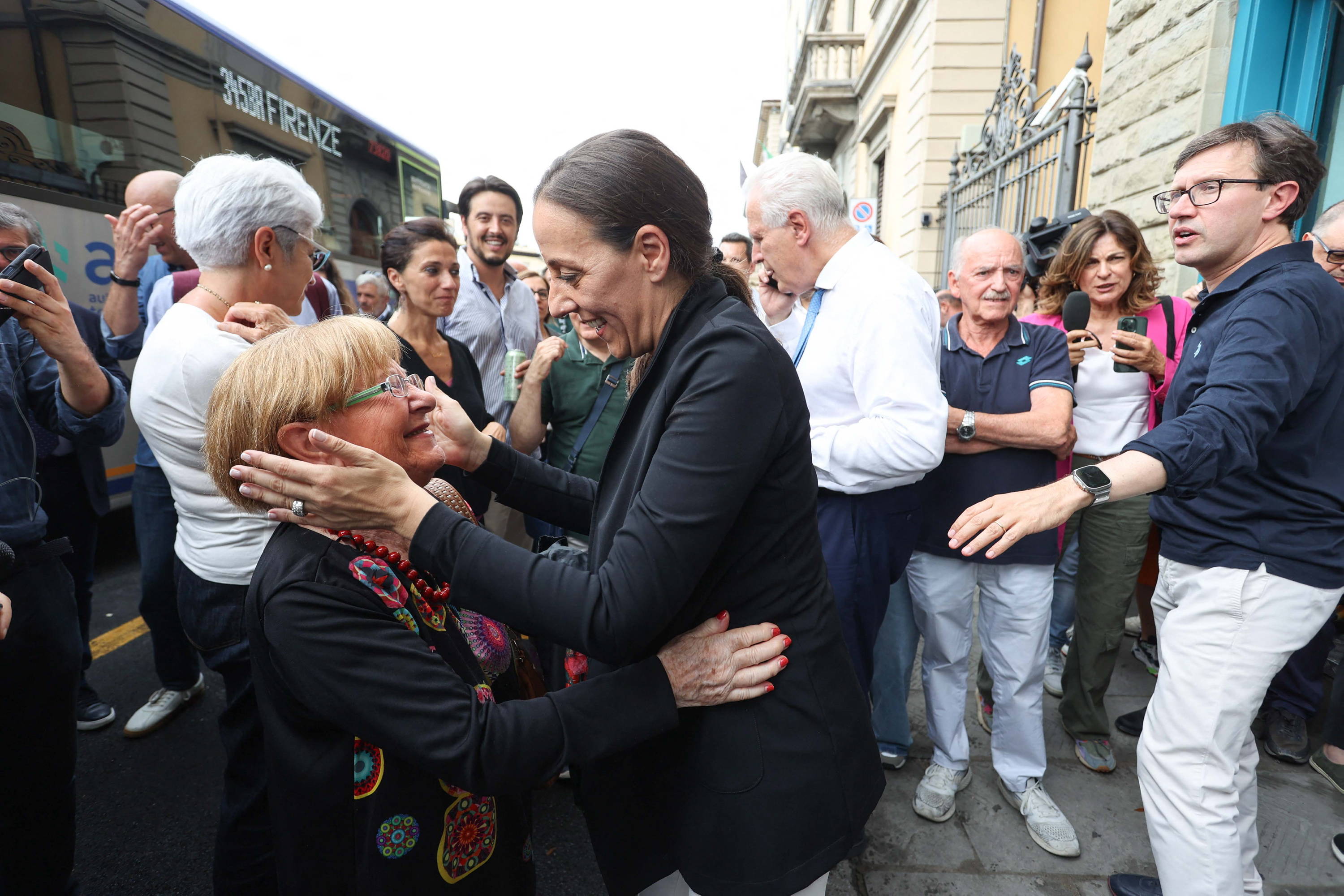 Die Sozialdemokratin Sara Funaro (Mitte) freut sich über ihren Sieg in Florenz.