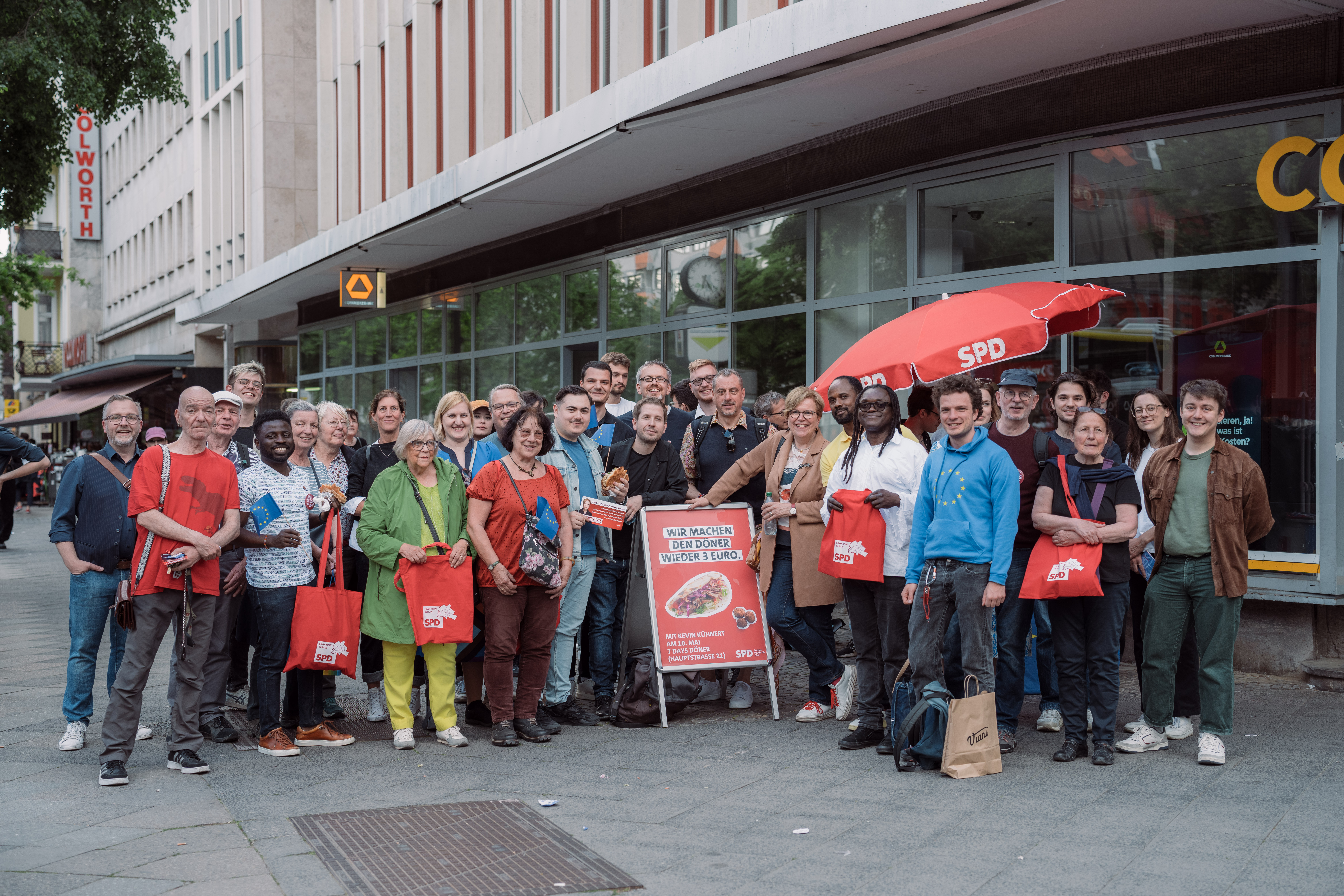 Deutschlands liebstes Fast Food: Der Döner-Wahlkampf mit SPD-Generalsekretär Kevin Kühnert (m.) kommt in Berlin gut an.