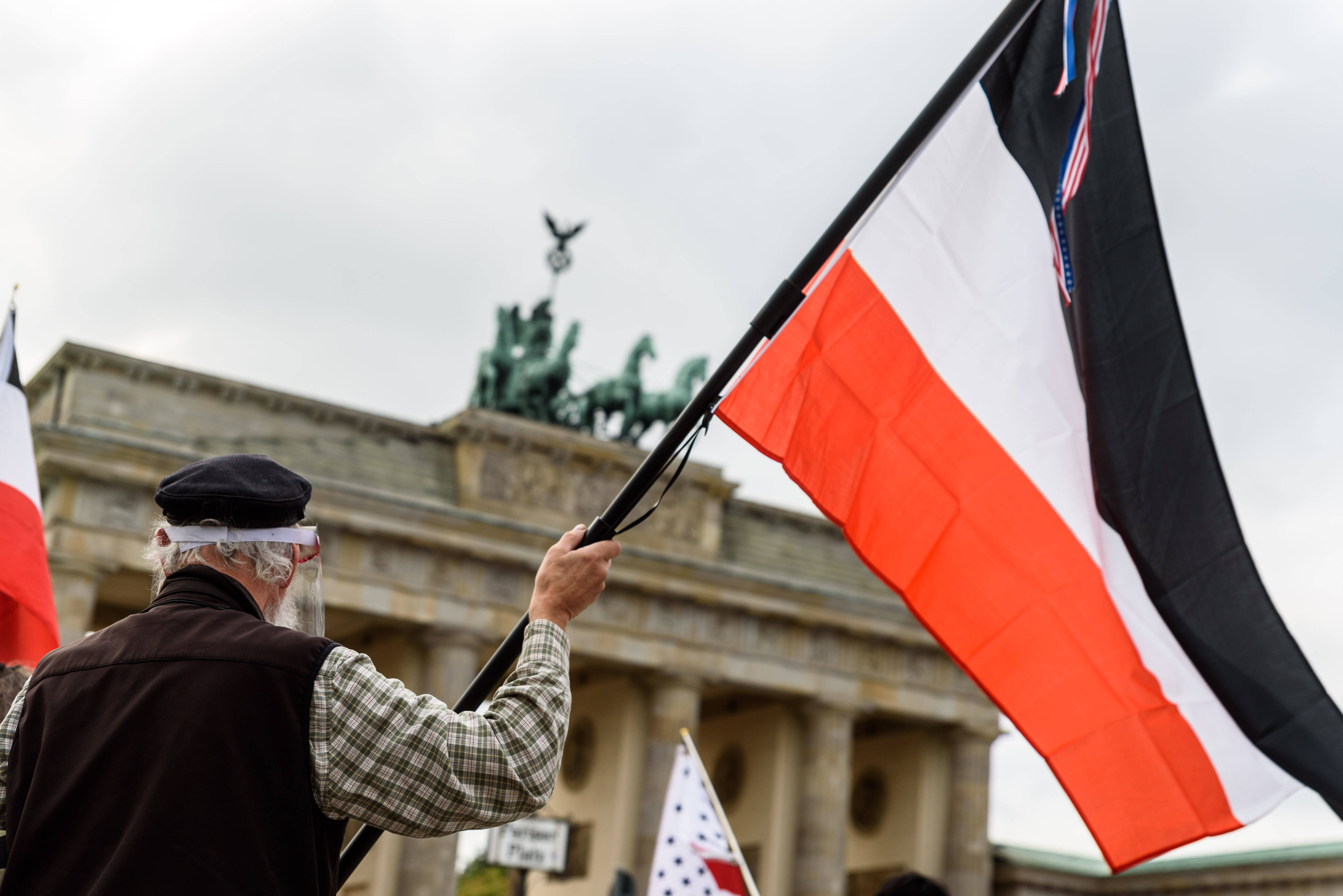 Nicht bloß „rechte Spinner“: Reichsbürger-Demonstration vor dem Brandenburger Tor in Berlin