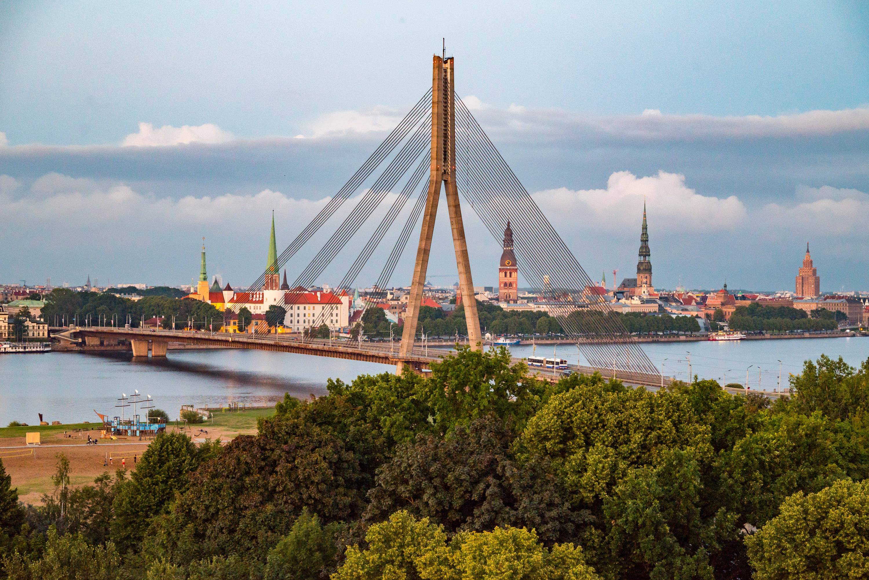 Riga: Die Haupstadt Lettlands ist die größte Stadt des Baltikums, die Vanšu-Brücke mit einer Länge von 625 Metern gilt als eines ihrer Wahrzeichen.