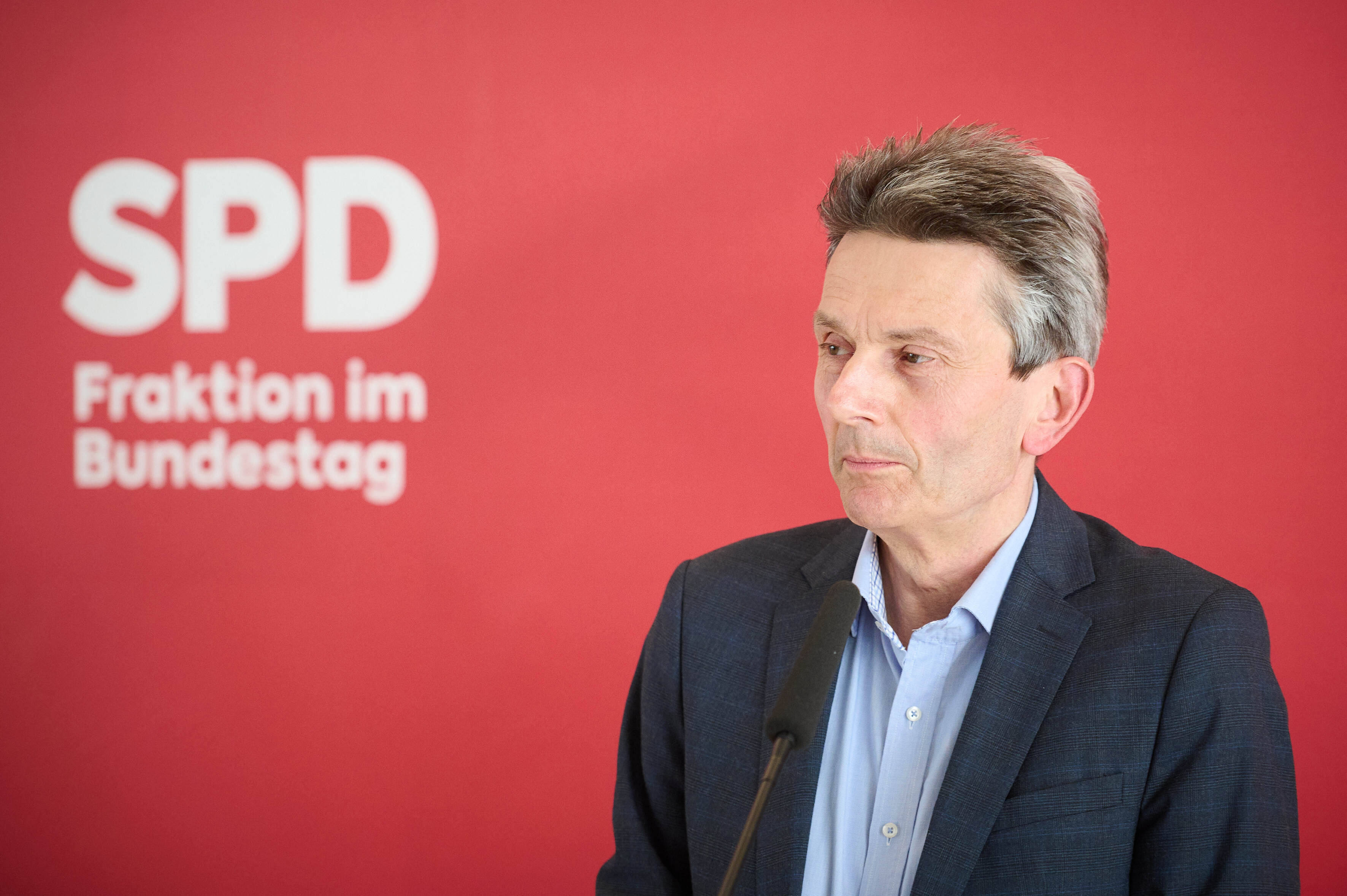 Fraktionschef Rolf Mützenich: Die SPD-Fraktion verlangt von der Bundesregierung eine politische Erklärung zum nächsten Haushalt.