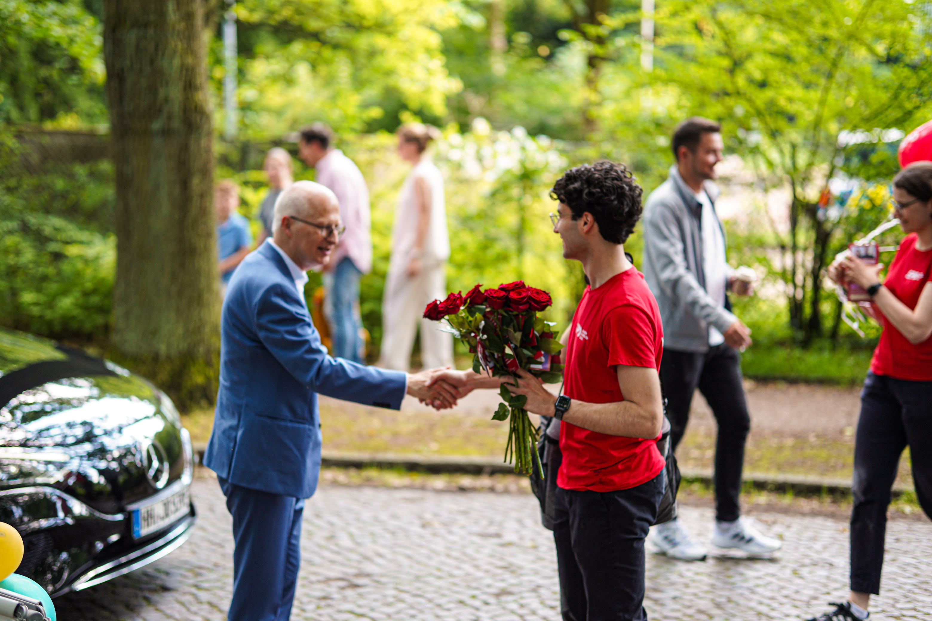 Der Bürgermeister hilft im Wahlkampf: Hamburgs Regierungschef Peter Tschentscher unterstützt Olcay Aydik beim Rosen verteilen.