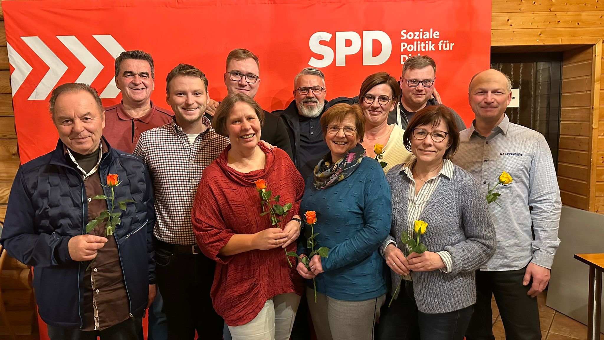 Nur einige der 120 Kandidat*innen für den Kreistag: Die SPD in Nordsachsen konnte wieder ihre Liste komplett füllen. Heiko Wittig (l.) hat daran einen großen Anteil.