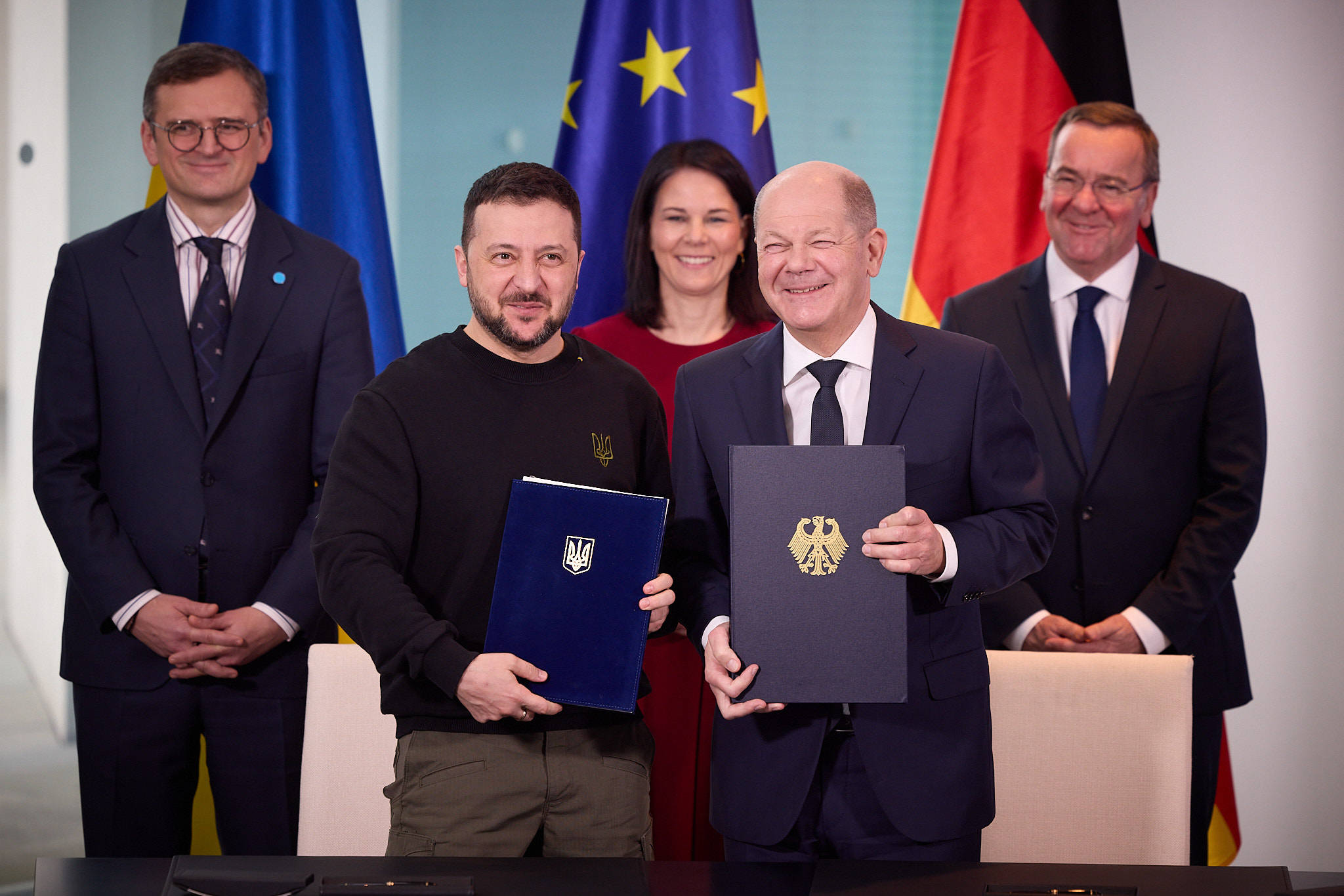 Deutsche Unterstützung für die Ukraine: Bundeskanzler Olaf Scholz (r.) unterzeichnet am 16. Februar 2024 in Berlin mit Präsident Wolodymyr Selenskyj das deutsch-ukrainische Sicherheitsabkommen.