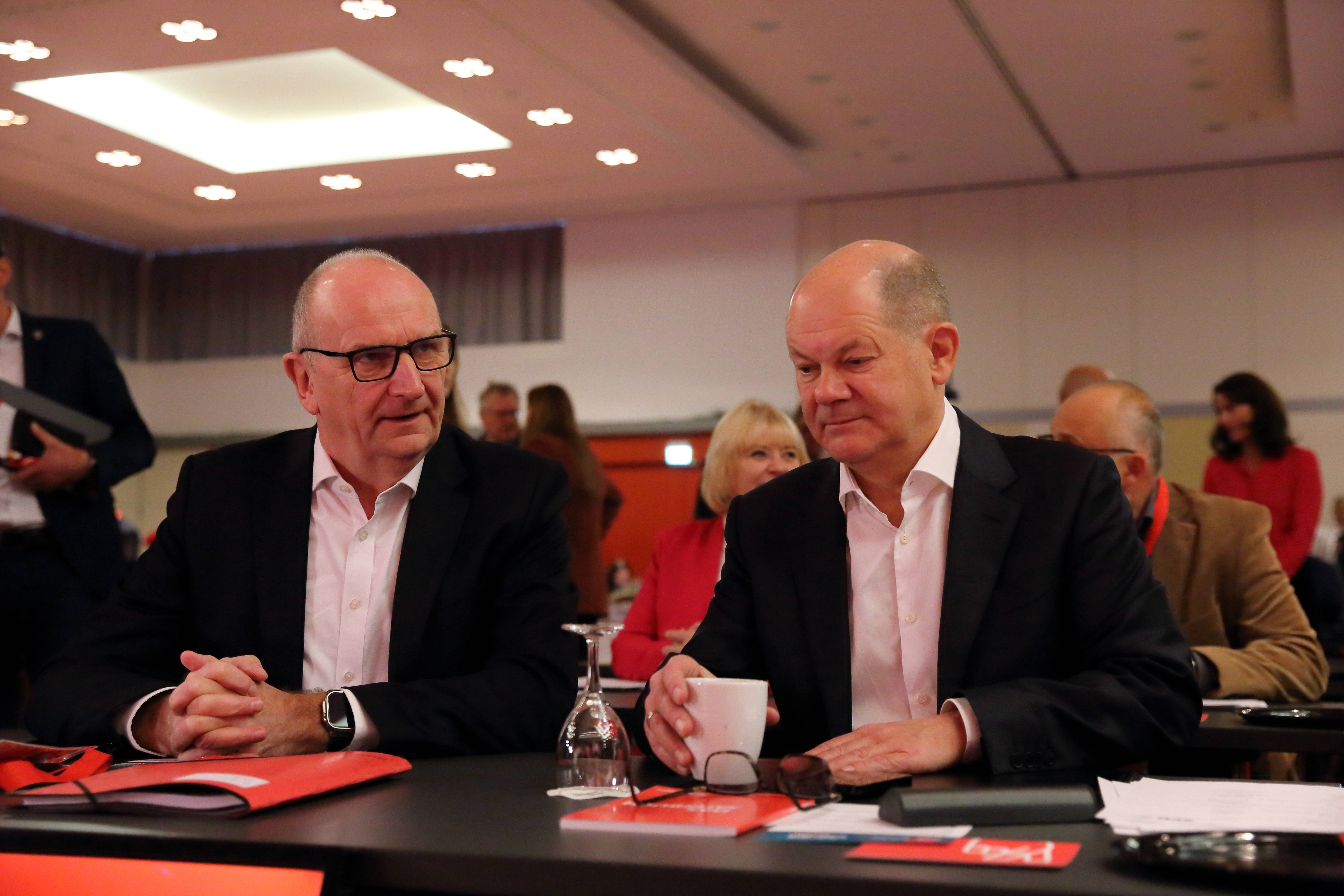 Seit' an Seit': Brandenburgs Ministerpräsident Dietmar Woidke (l.) mit Bundeskanzler Olaf Scholz, hier gemeinsam auf dem Landesparteitag der SPD Brandenburg im November 2023.