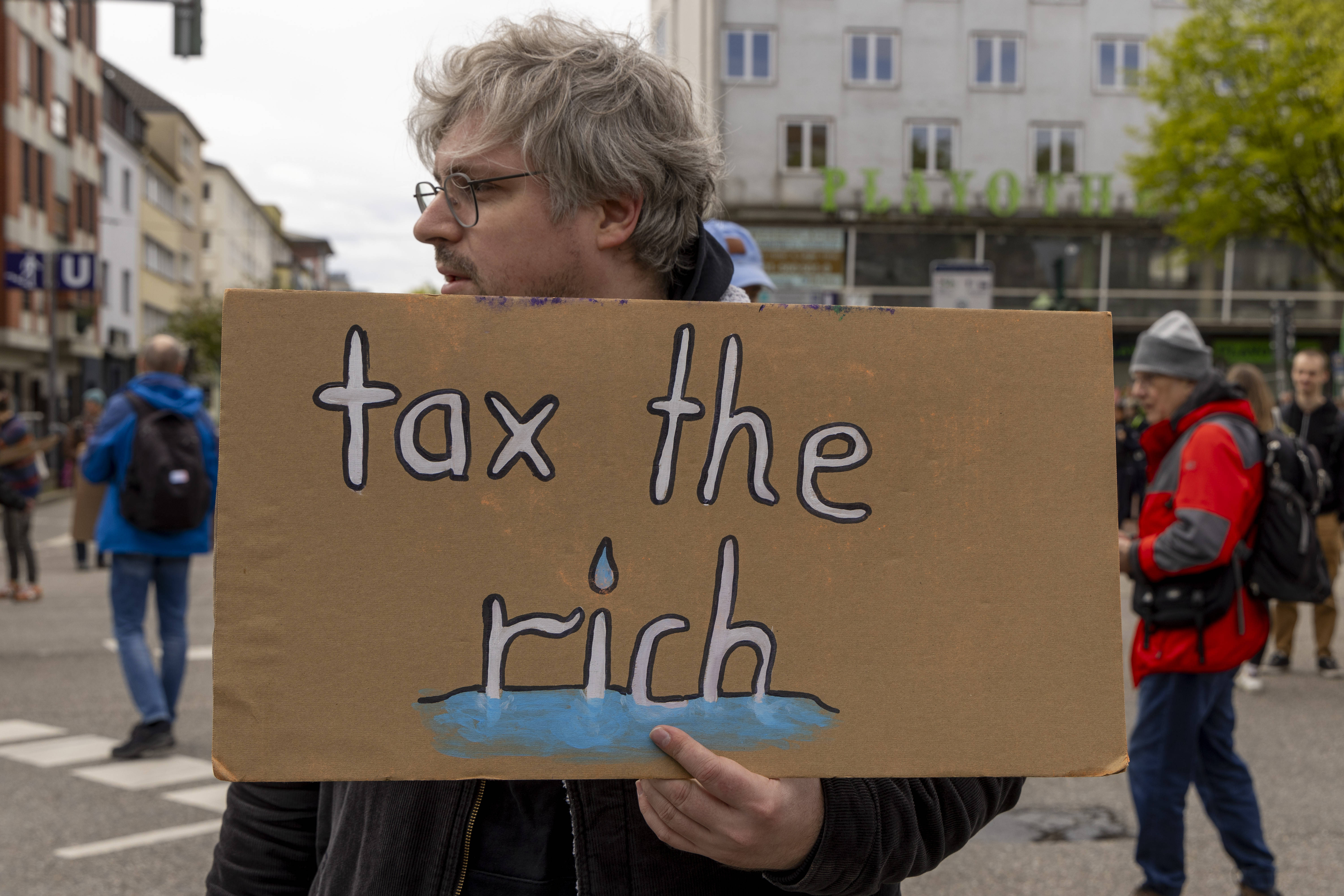 Ein Aktivist der Letzten Generation fordert höhere Steuern für Reiche.