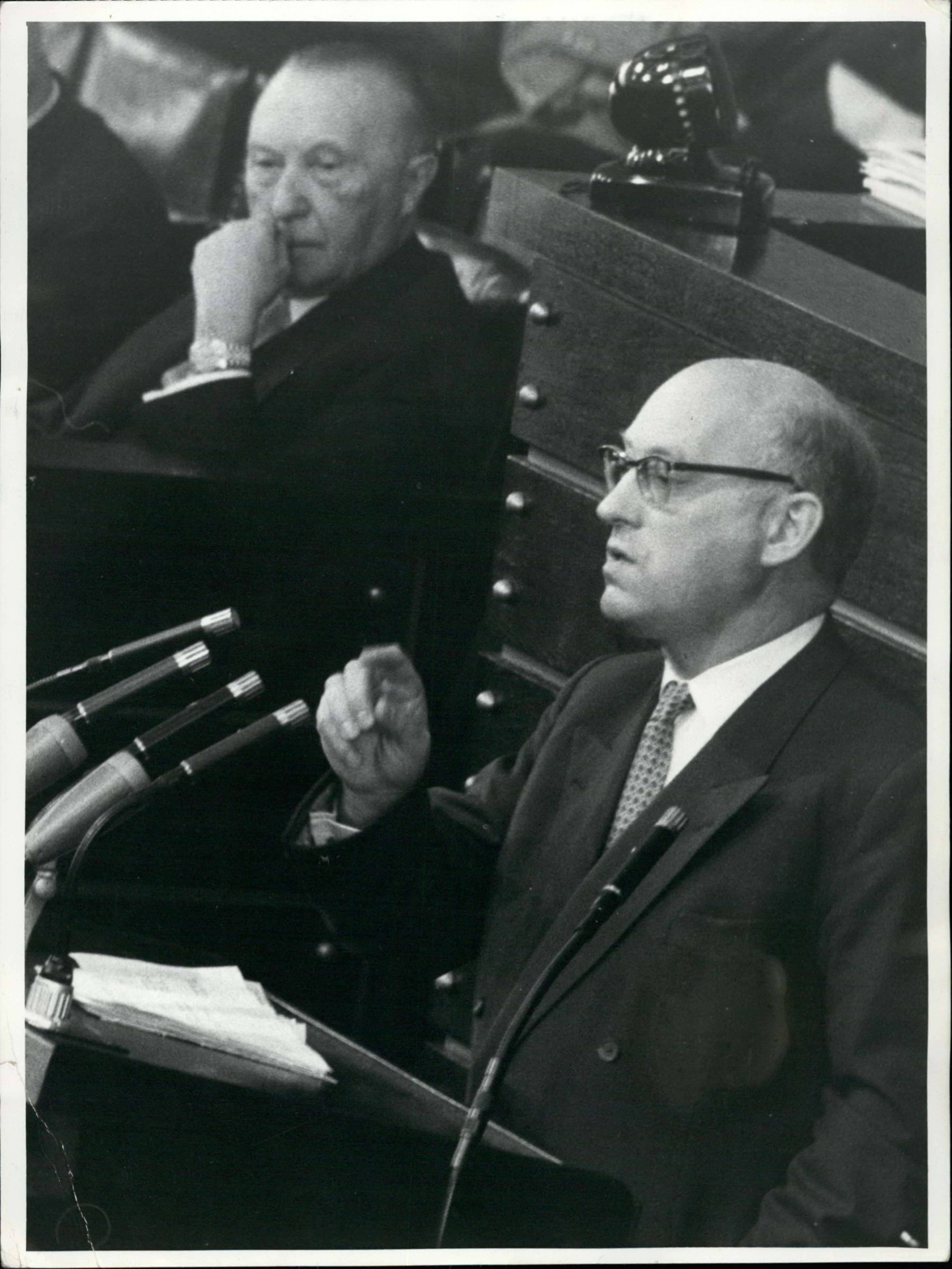 Hauptredner der SPD-Fraktion gegen die Einführung der Wehrpflicht: Fritz Erler am 6. Juli 1956