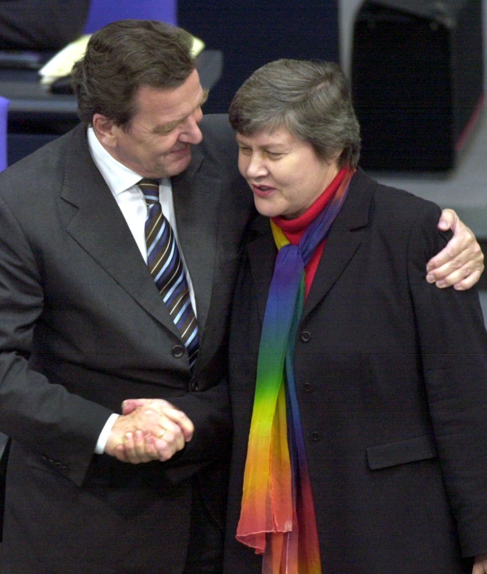 Freude trotz unterschiedlicher Ansichten: Christa Lörcher gratuliert Kanzler Gerhard Schröder zur gewonnenen Vertrauens frage am 16. November 2021.