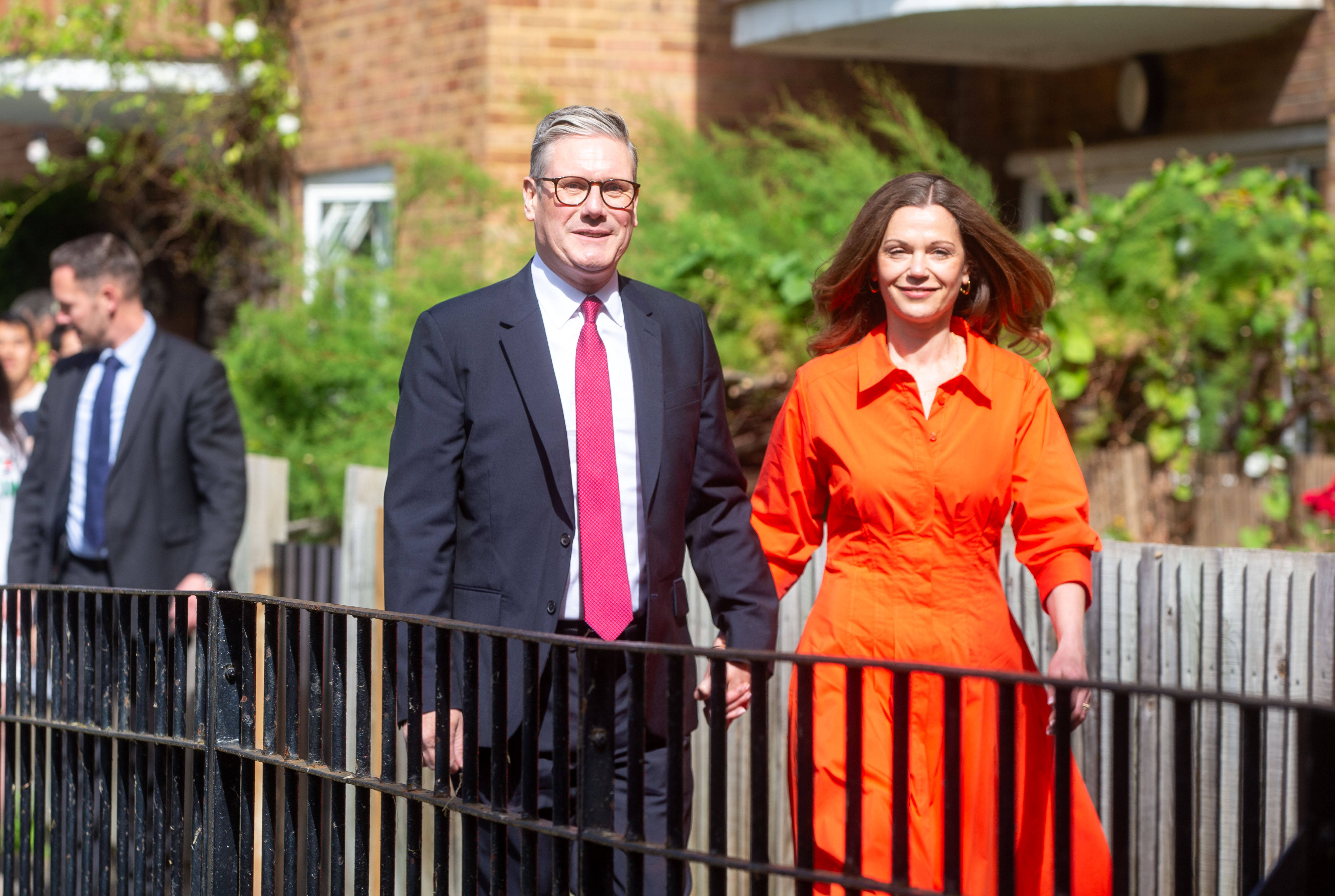 Auf dem Weg ins Wahllokal: Labour-Chef Keir Starmer mit seiner Frau Victoria
