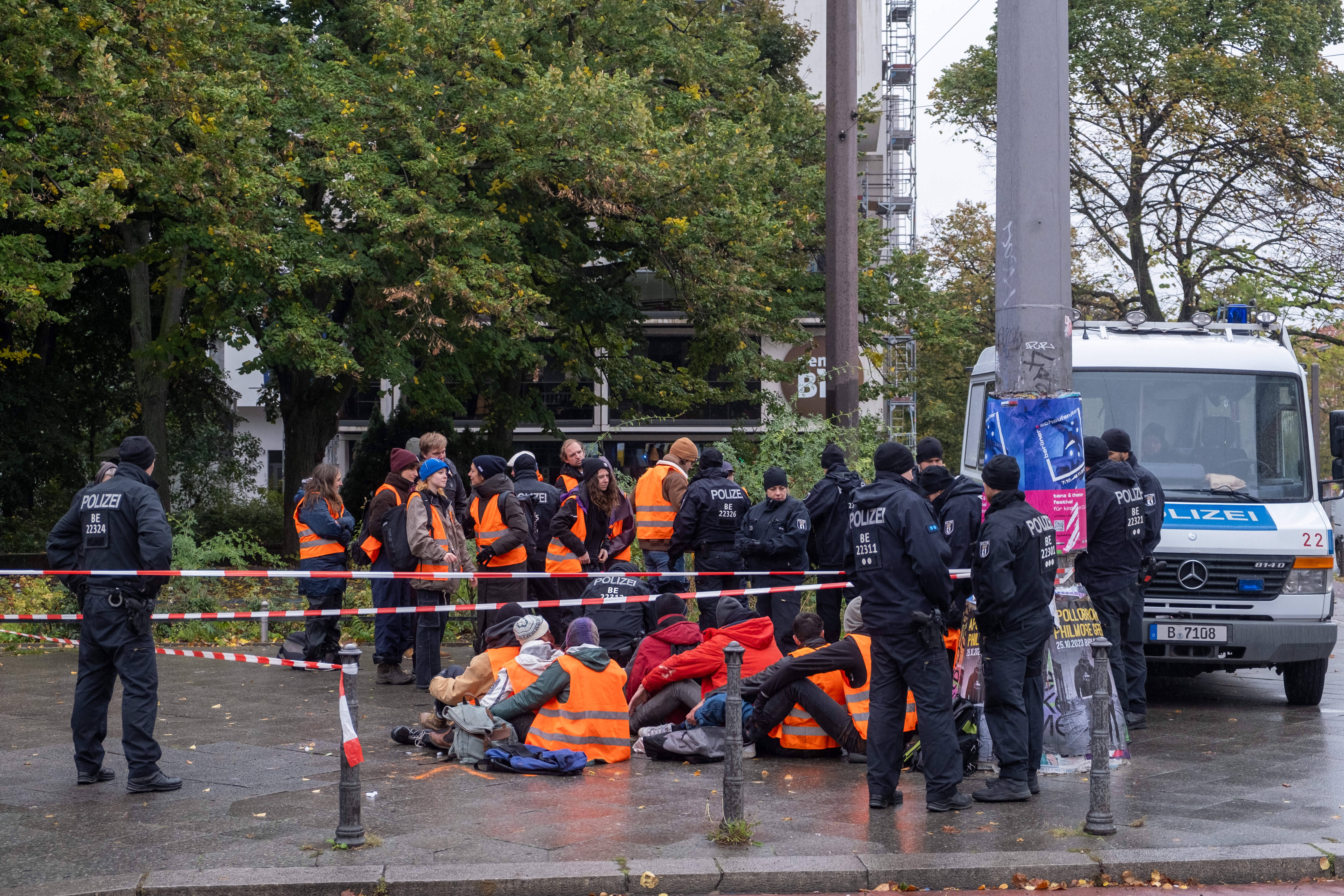 Friedlicher Protest oder Nötigung im Straßenverkehr? Für viel Streit sorgten in Deutschland die Klimaaktivist*innen der Letzten Generation. Sie blockierten immer wieder Straßen, wie hier am 20.10.2023 in Berlin.