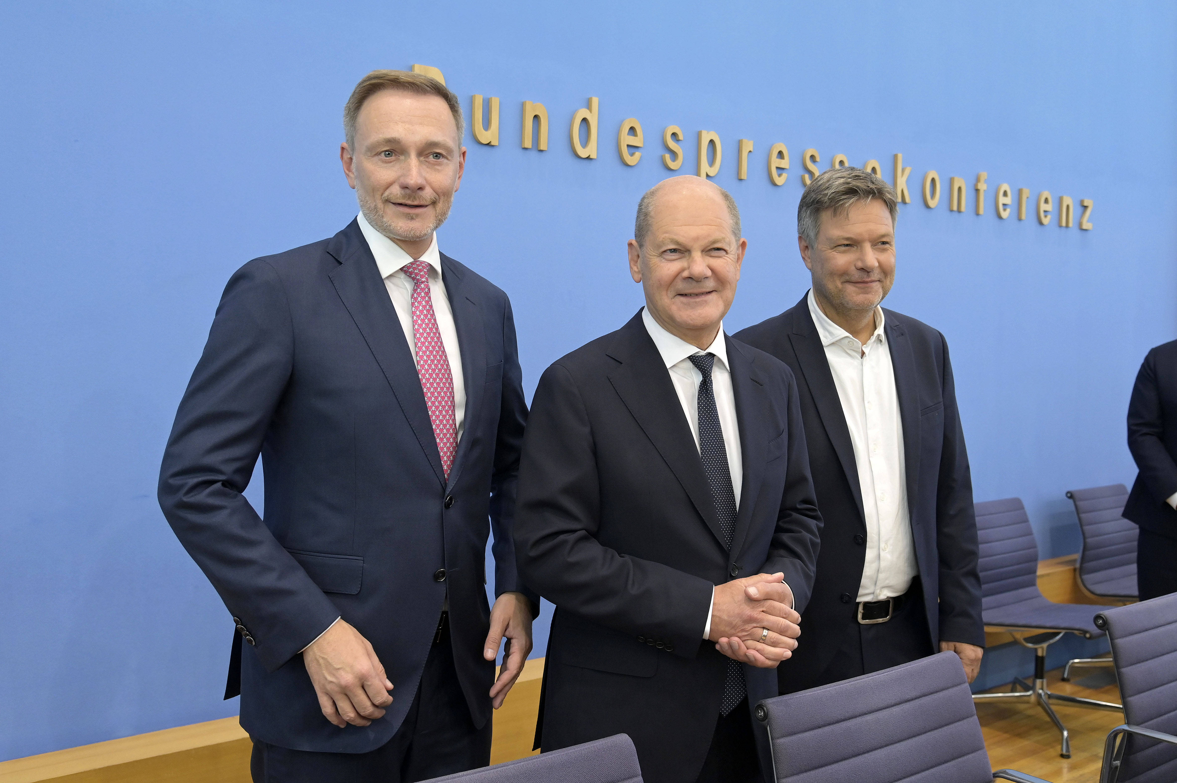Zufrieden nach 23 Treffen zum Haushalt: Finanzminister Christian Lindner, Bundeskanzler Olaf Scholz und Wirtschaftsminister Robert Habeck (v.l.)