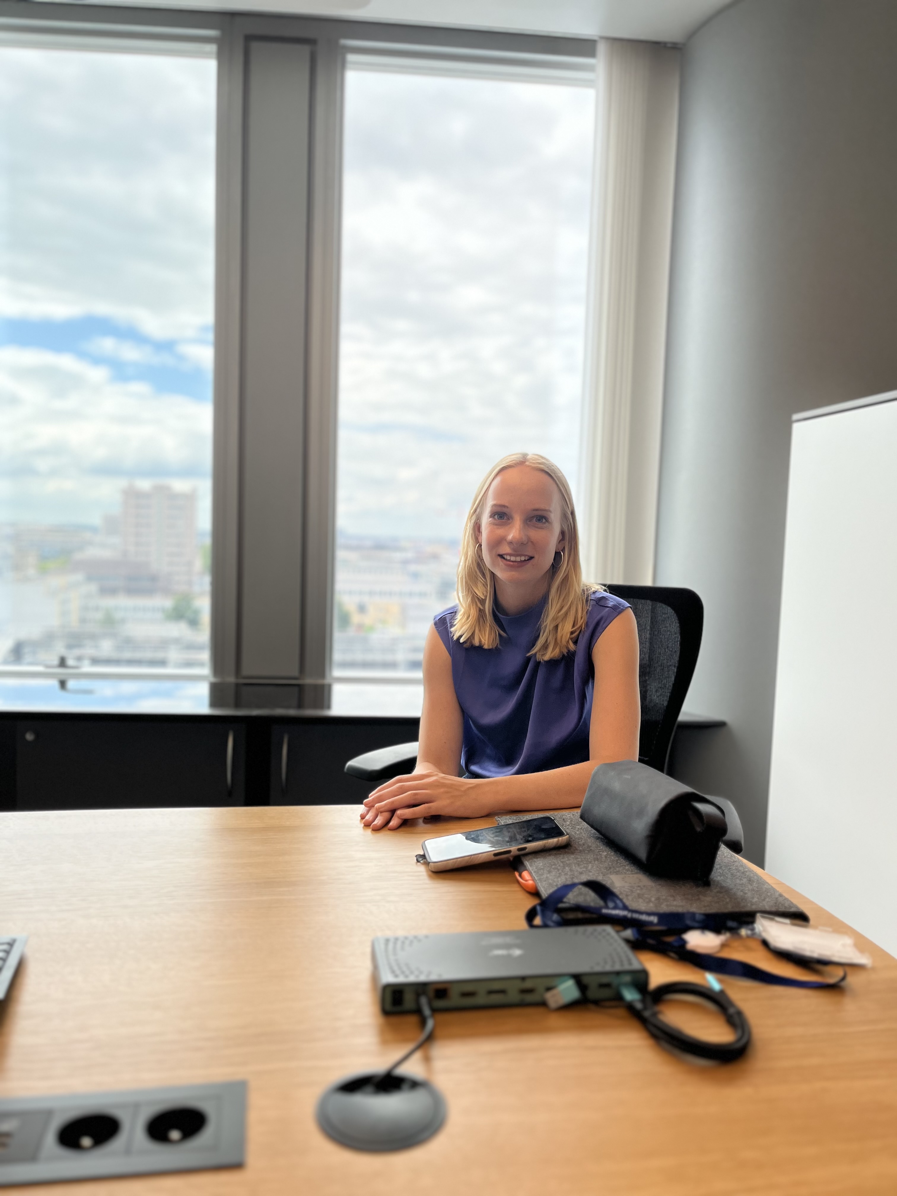 Noch ein Provisorium: Sabrina Repp in ihrem Büro mit Ausblick über Brüssel