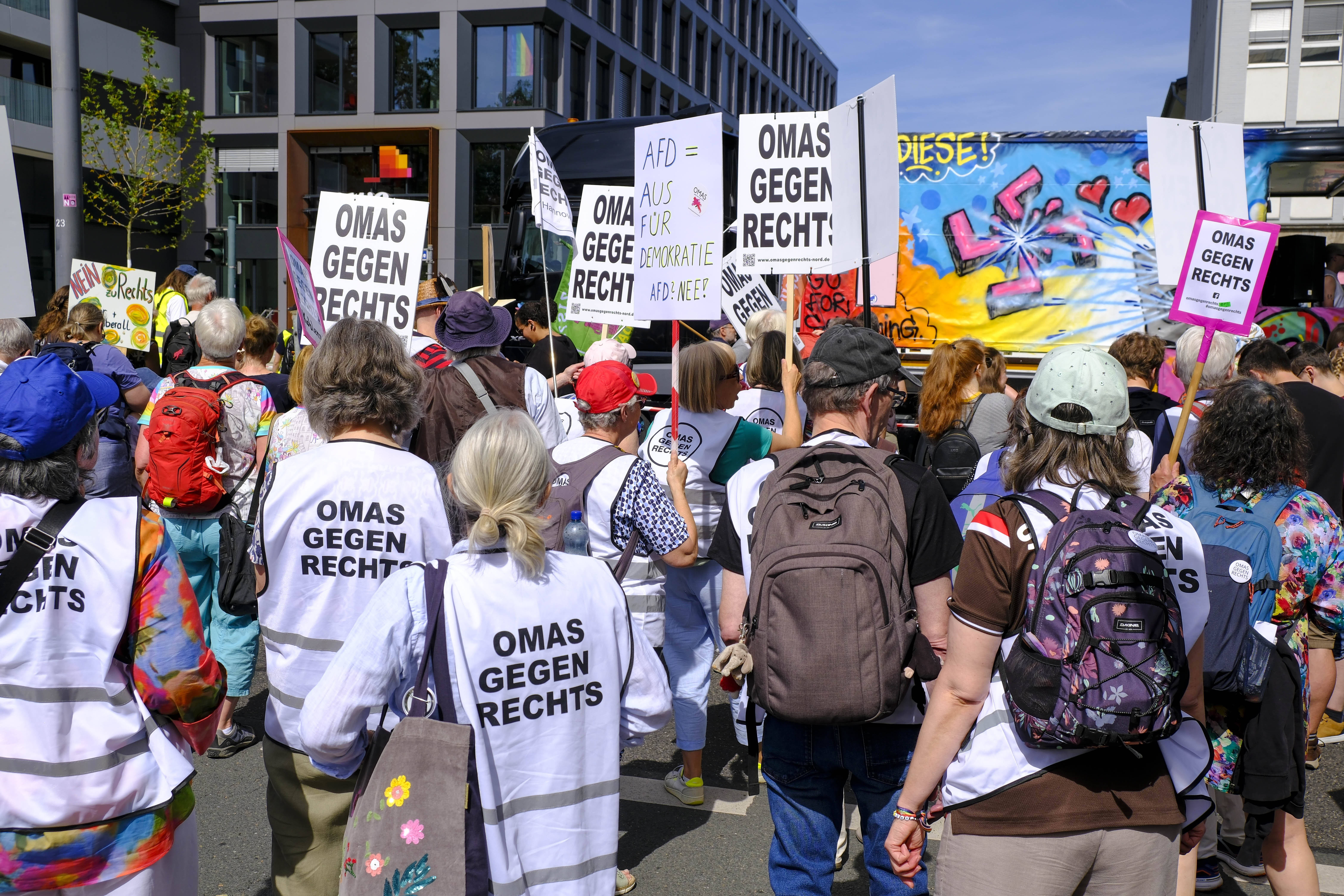 Die "Omas gegen Rechts" sind seit Jahren Teil der deutschen Demonstrationen - wie auch hier in Essen.