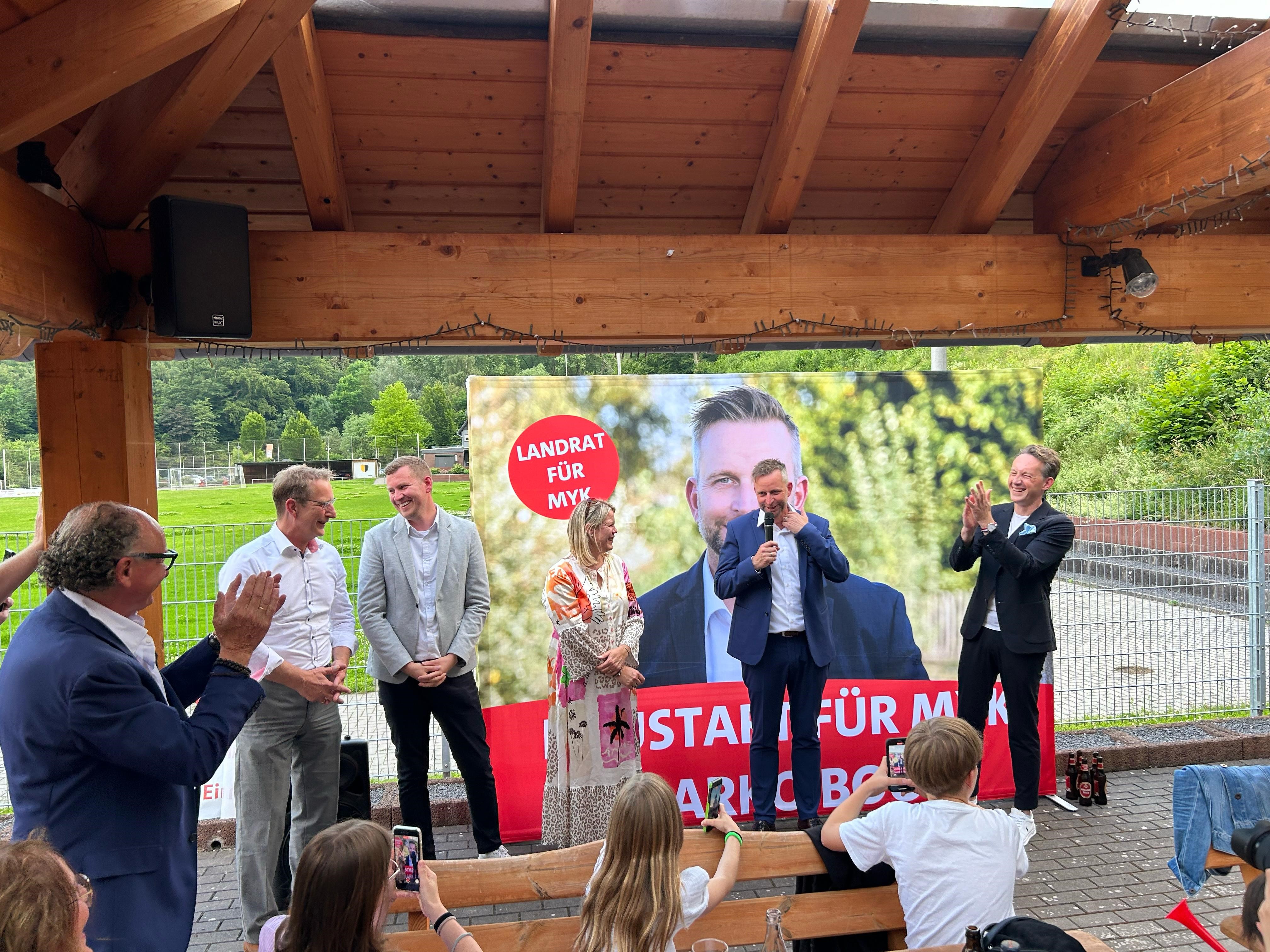 Wahlkampfauftakt von Marko Boos (2.v.r) mit Unterstützern und Familie