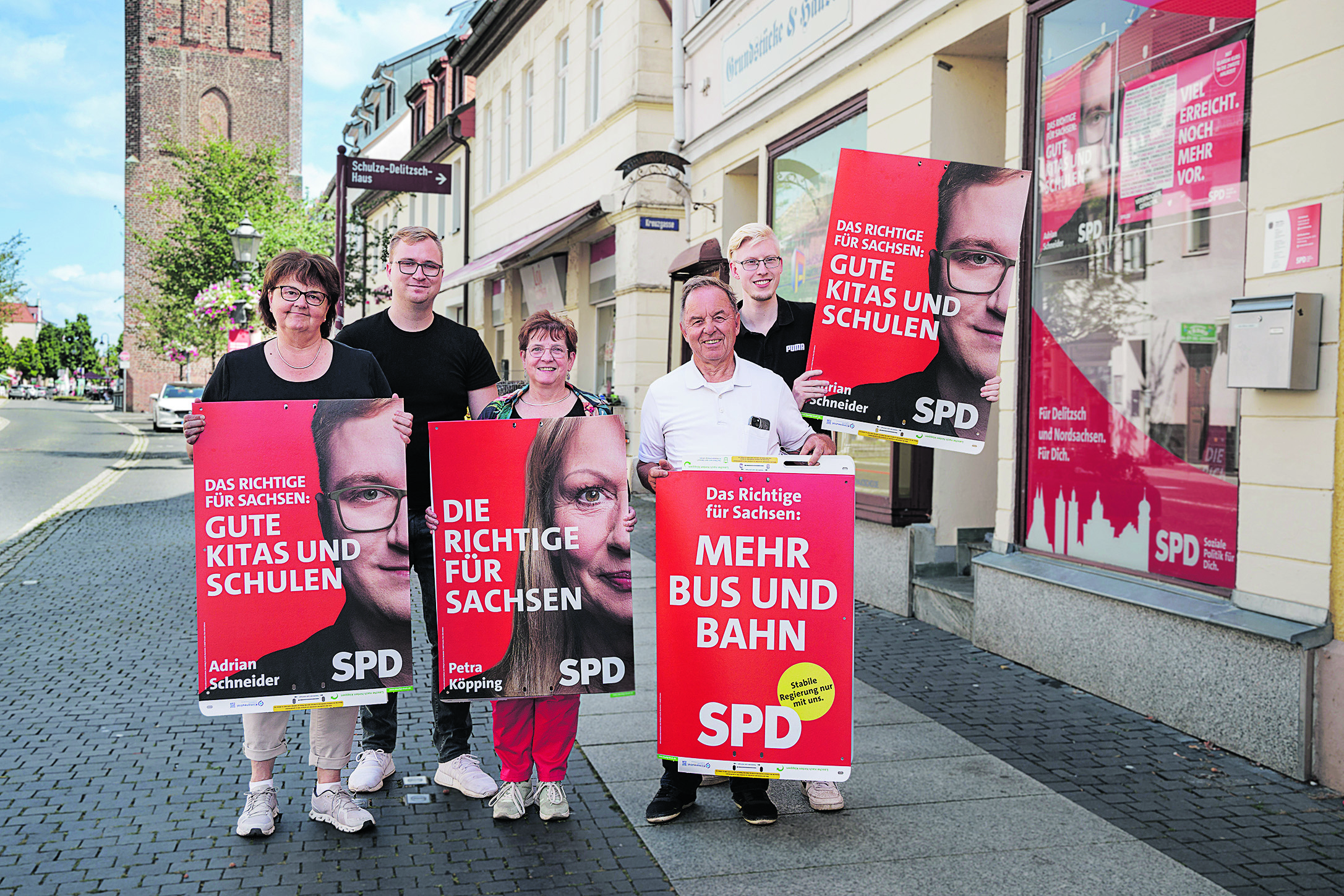 Im Wahlkampffieber: Der Ortsvereinsvorsitzende und Landtagskandidat Adrian Schneider (2.v.l.) mit seinen Mitstreitenden.