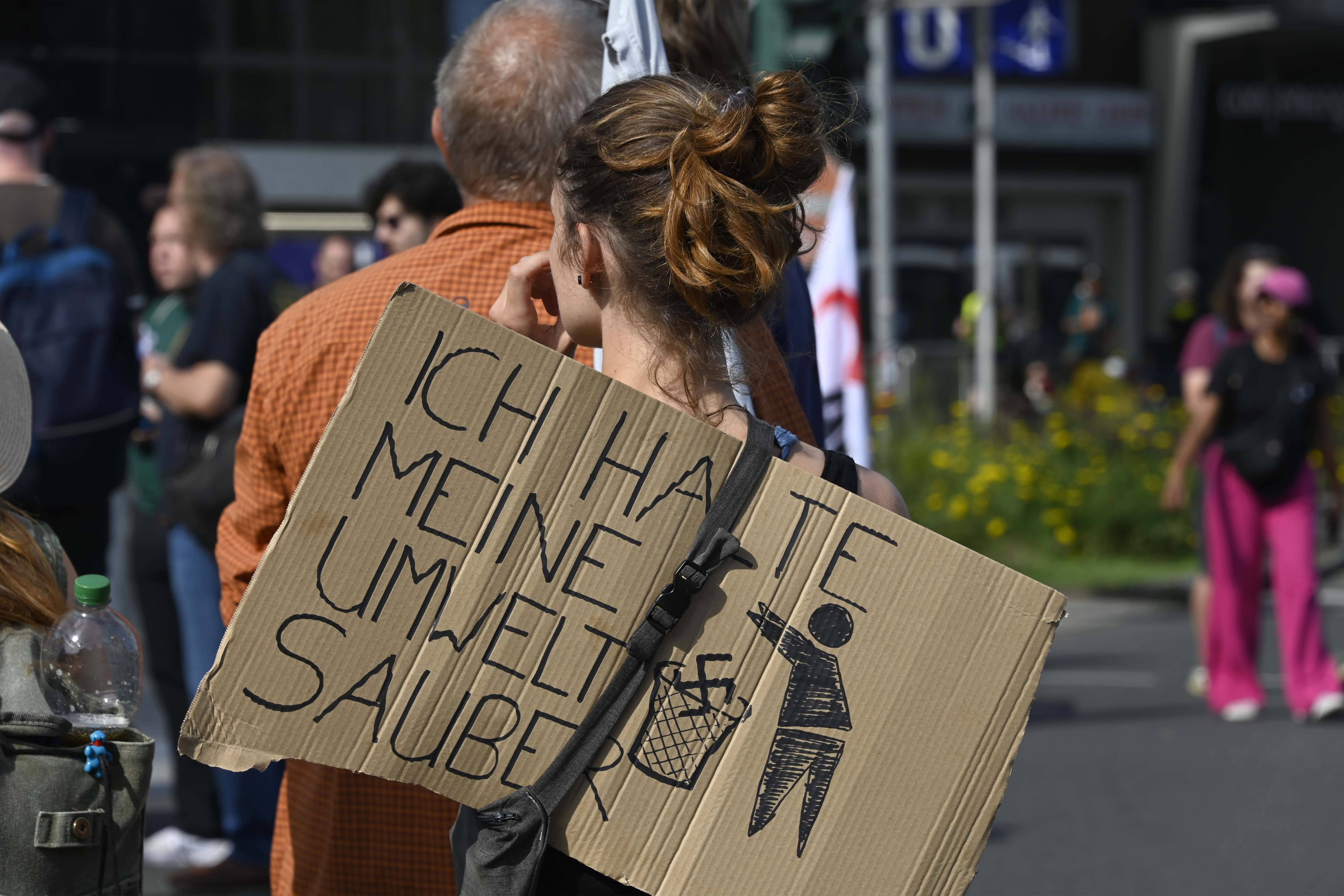 Ein Schild gegen die AfD: Wer darf zu Anti-AfD-Protesten aufrufen?