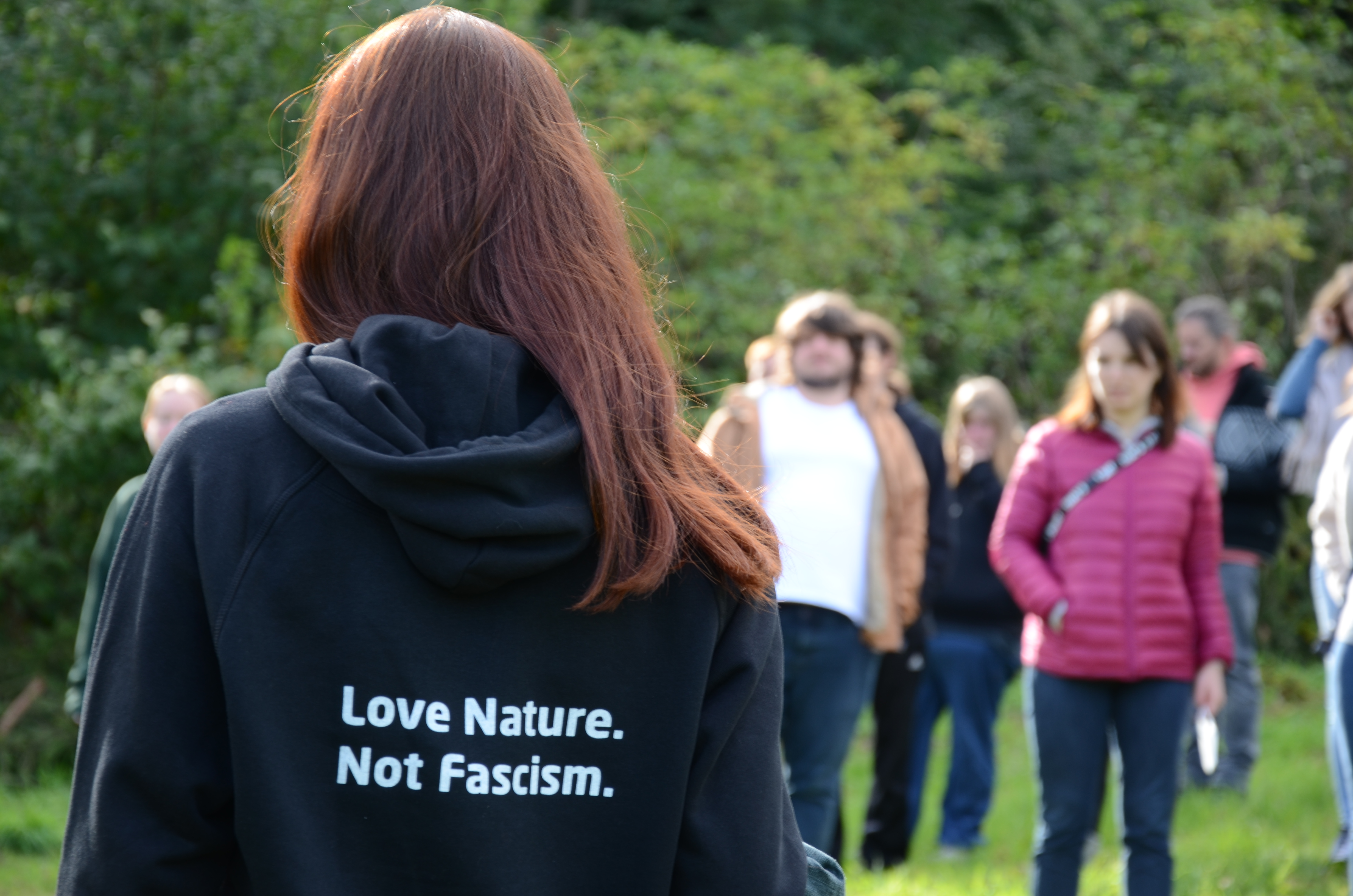 „Love Nature, hate fascism“ – unter diesem Motto stellt sich FARN gegen Rechtsextremismus.