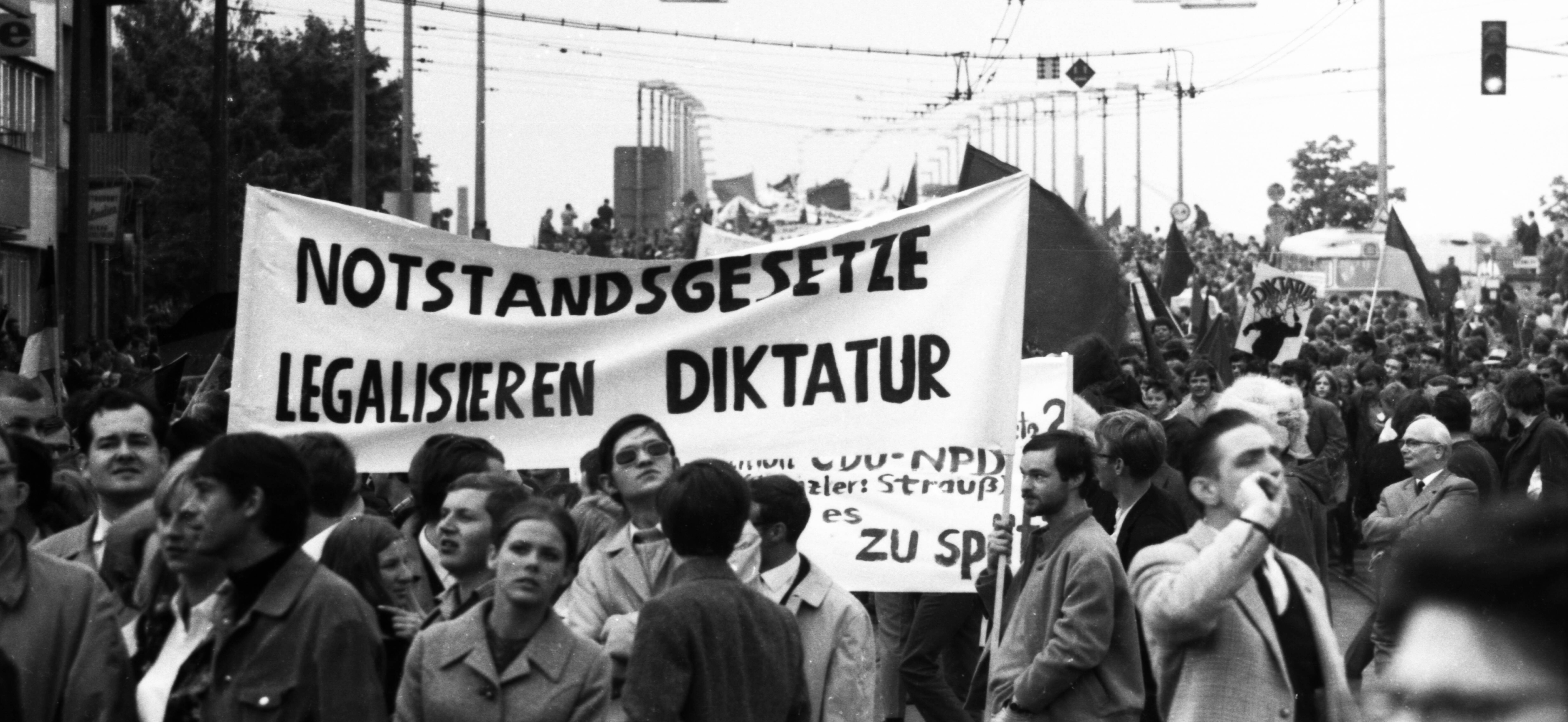 60.000 Menschen kamen im Mai 1968 nach Bonn, um gegen die Notstandsgesetze der Großen Koalition zu demonstrieren.