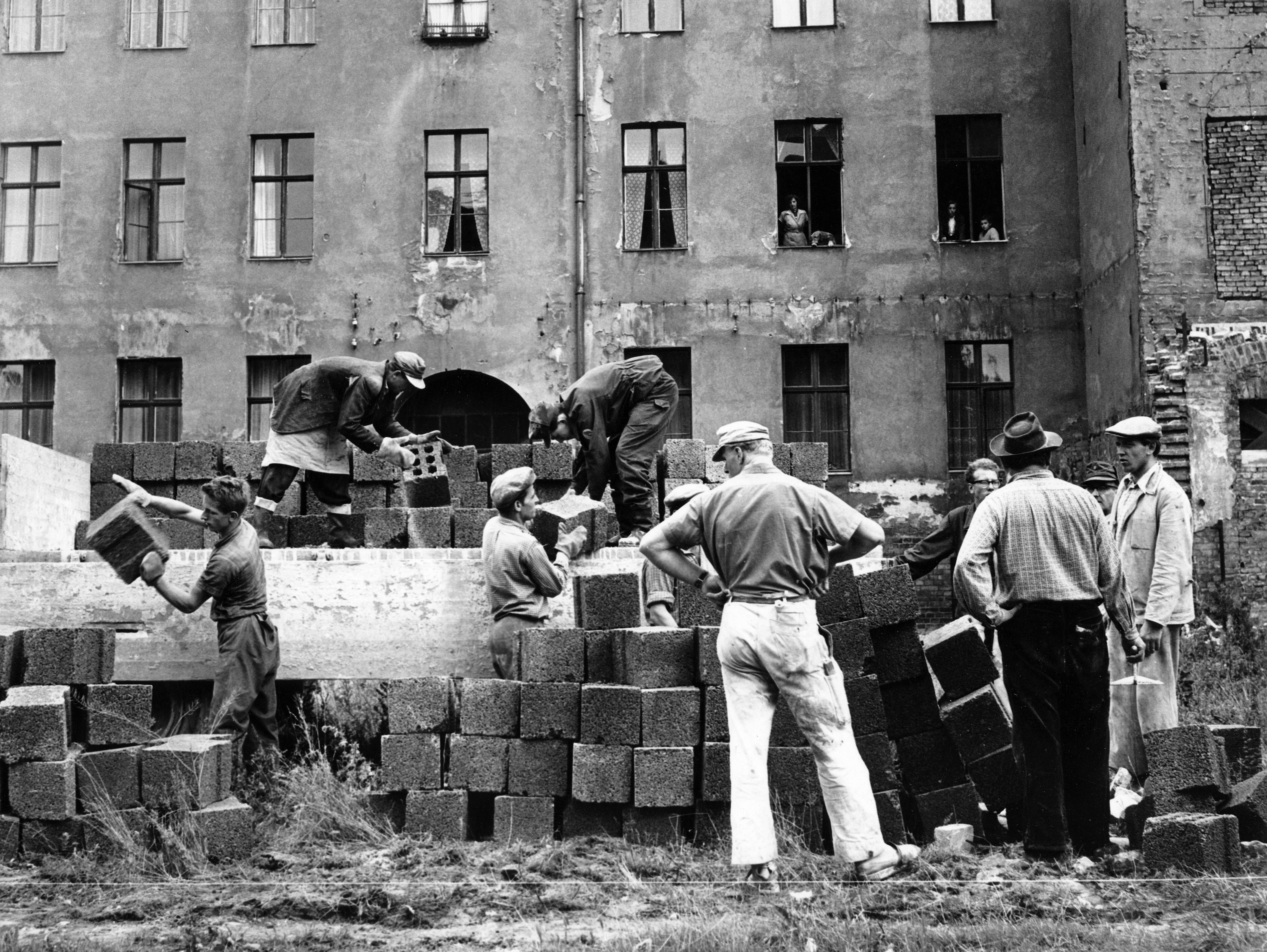 Mauerbau in Berlin im August 1961: Die Amerikaner werden sich das nicht gefallen lassen.