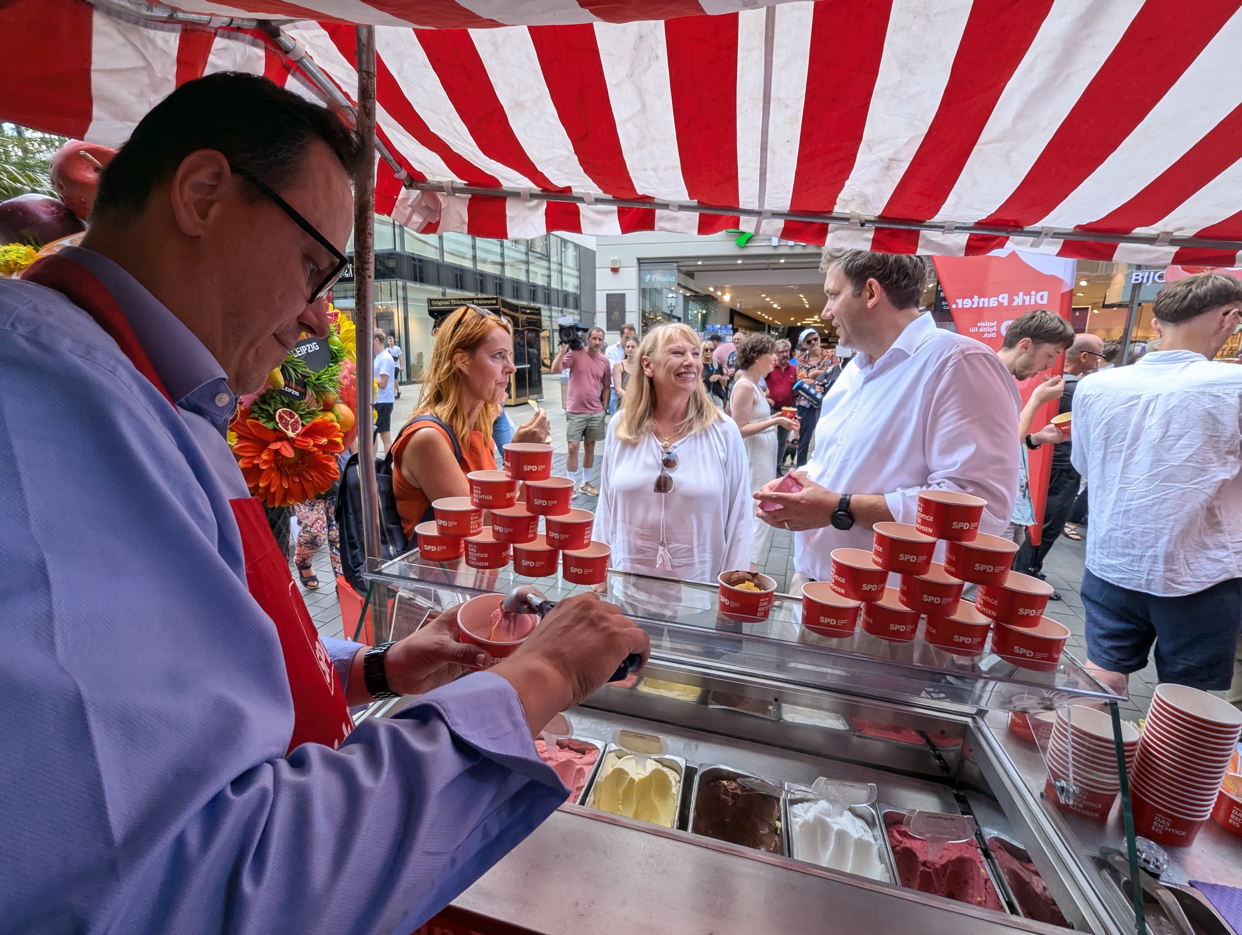 Zum Wahlkampf-Endspurt der SPD in Sachsen wurde mit Eis an den Infostand gelockt.