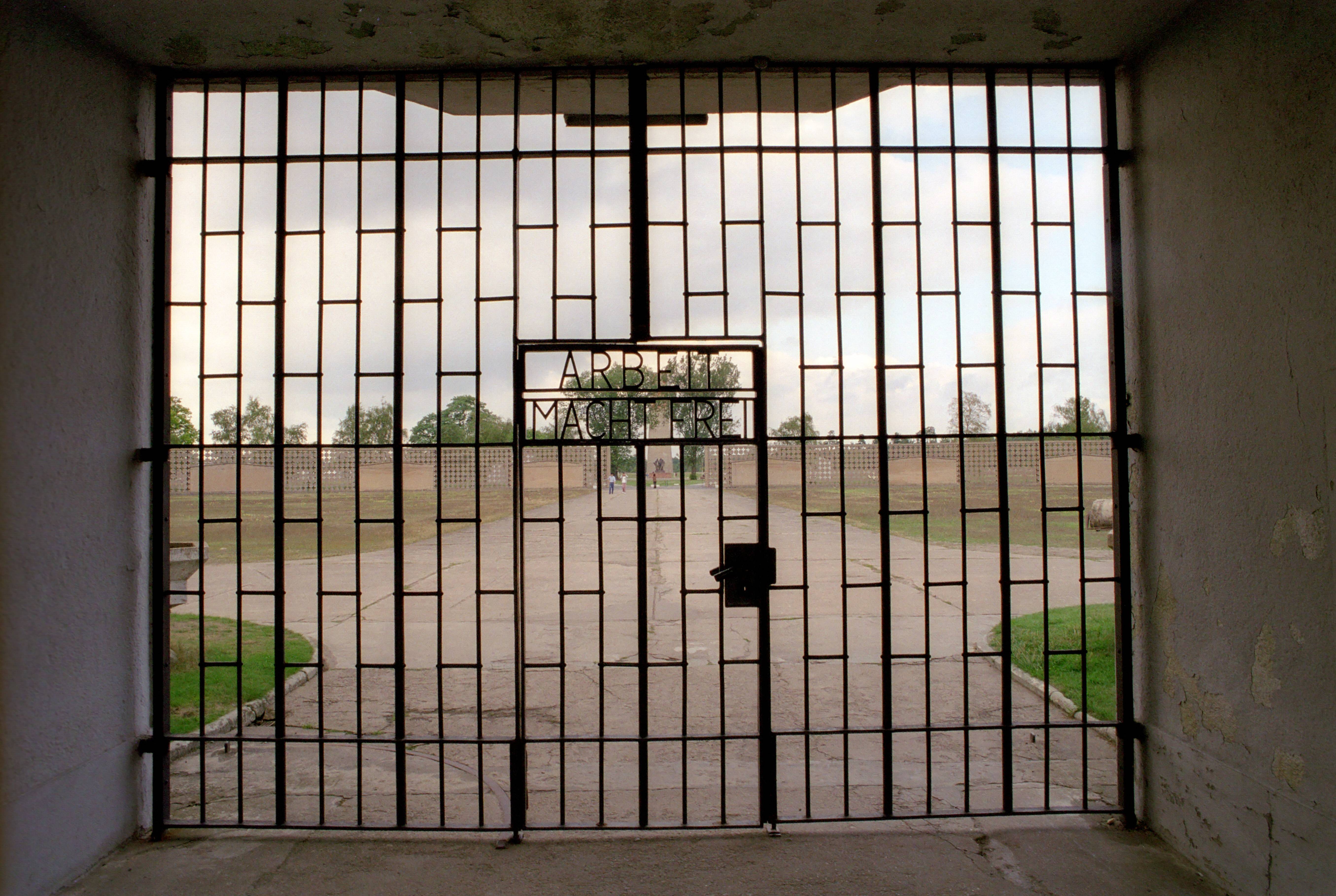 Arbeit macht frei - Schriftzug an einem Tor im ehemaligen KZ Sachsenhausen