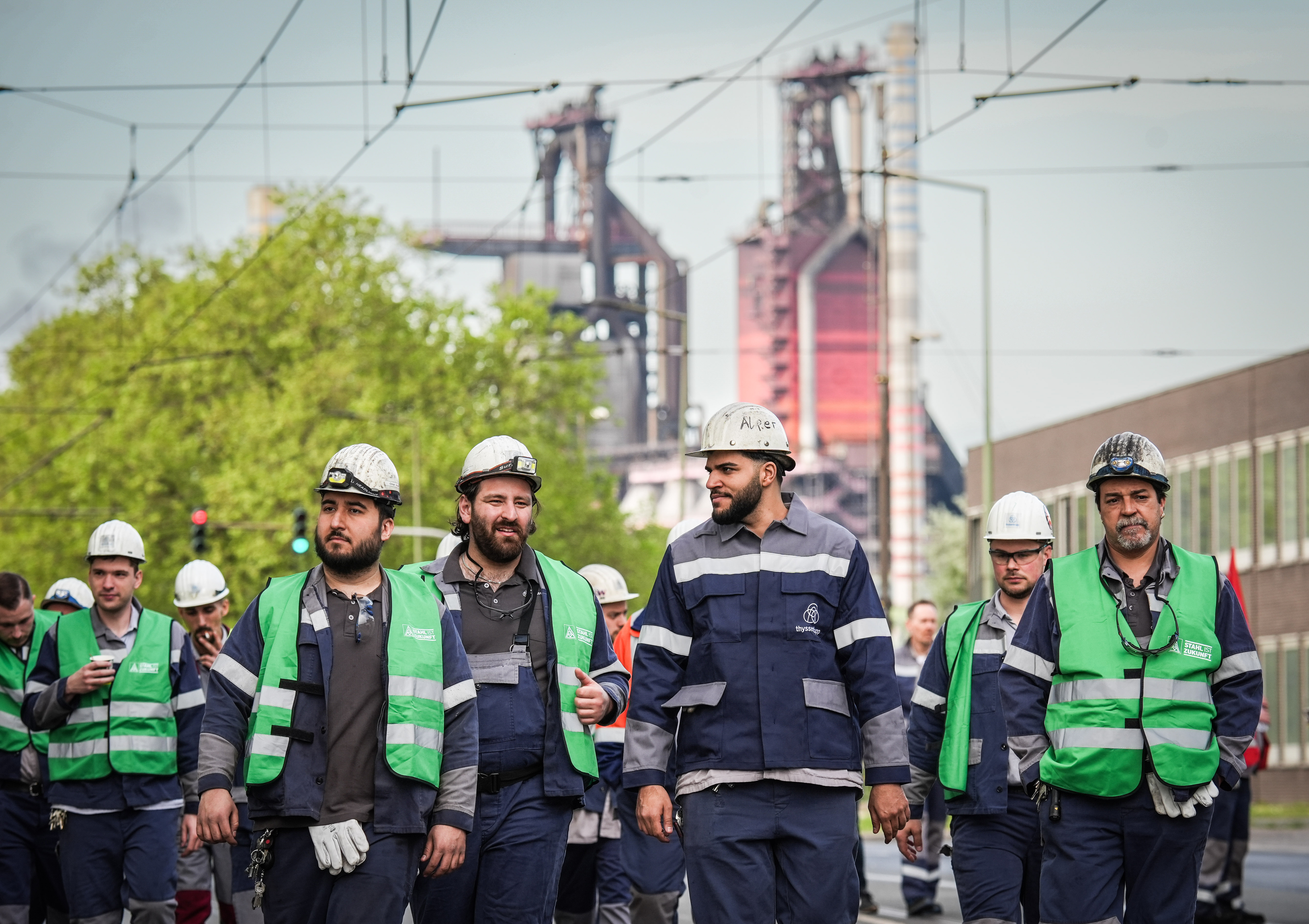 Stahlarbeiter bei ThyssenKrupp in Duisburg protestieren gegen die Entlassungspläne des Konzerns.