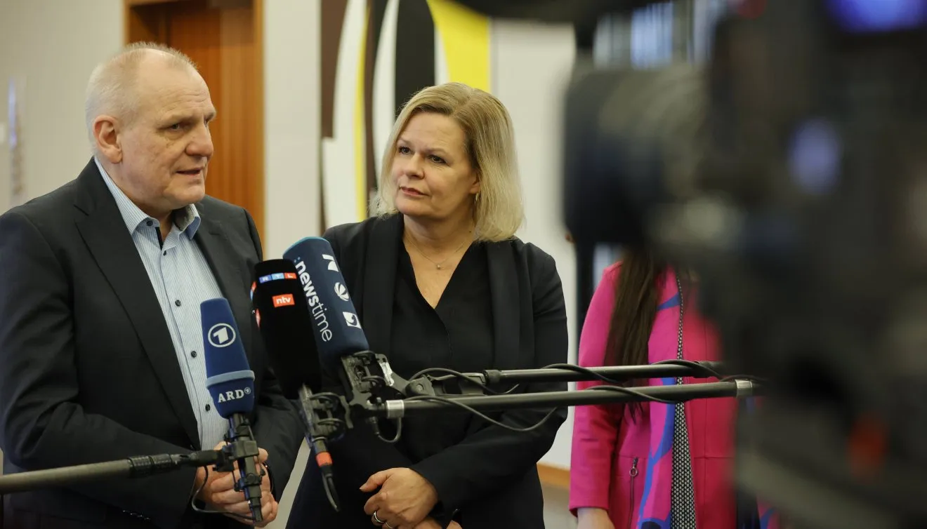 Andreas Beelmann, Vorstandsvorsitzender des Deutschen Forums für Kriminalprävention, und Bundesinnenministerin Nancy Faeser