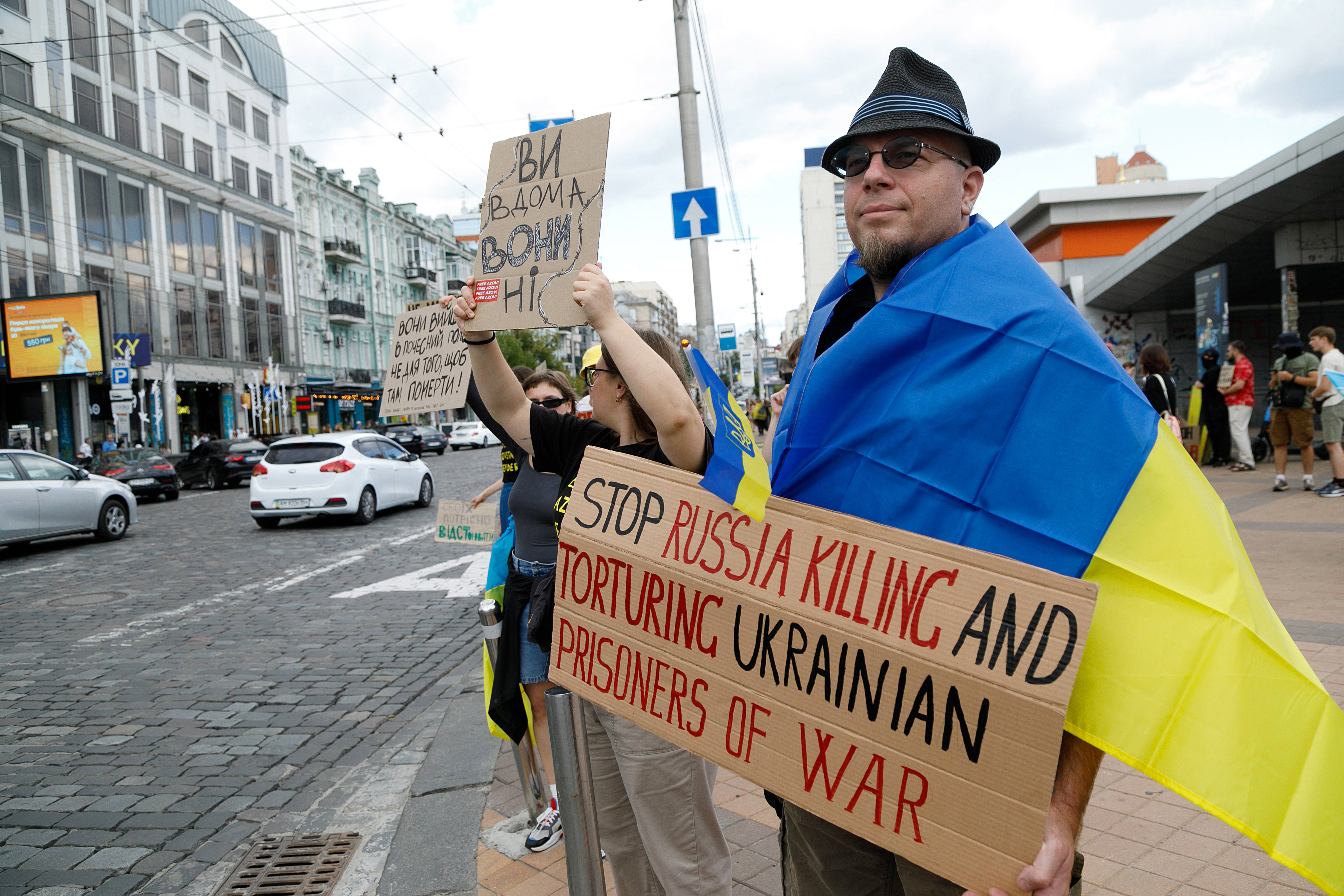 Ukrainer*innen demonstrieren im Zentrum von Kiew gegen die Misshandlung ukrainischer Kriegsgefangener durch Russland.