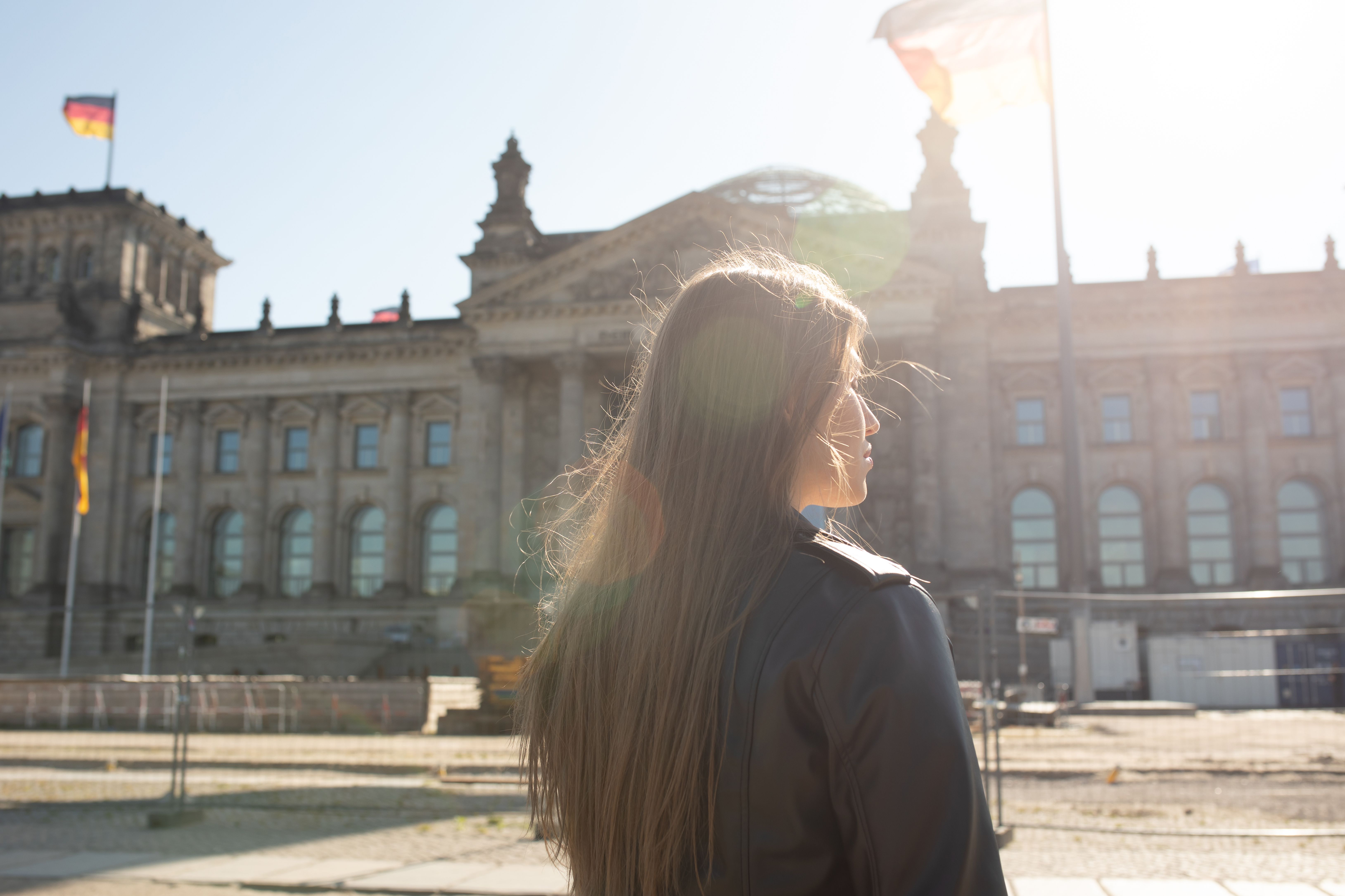 Frau vor dem Bundestag