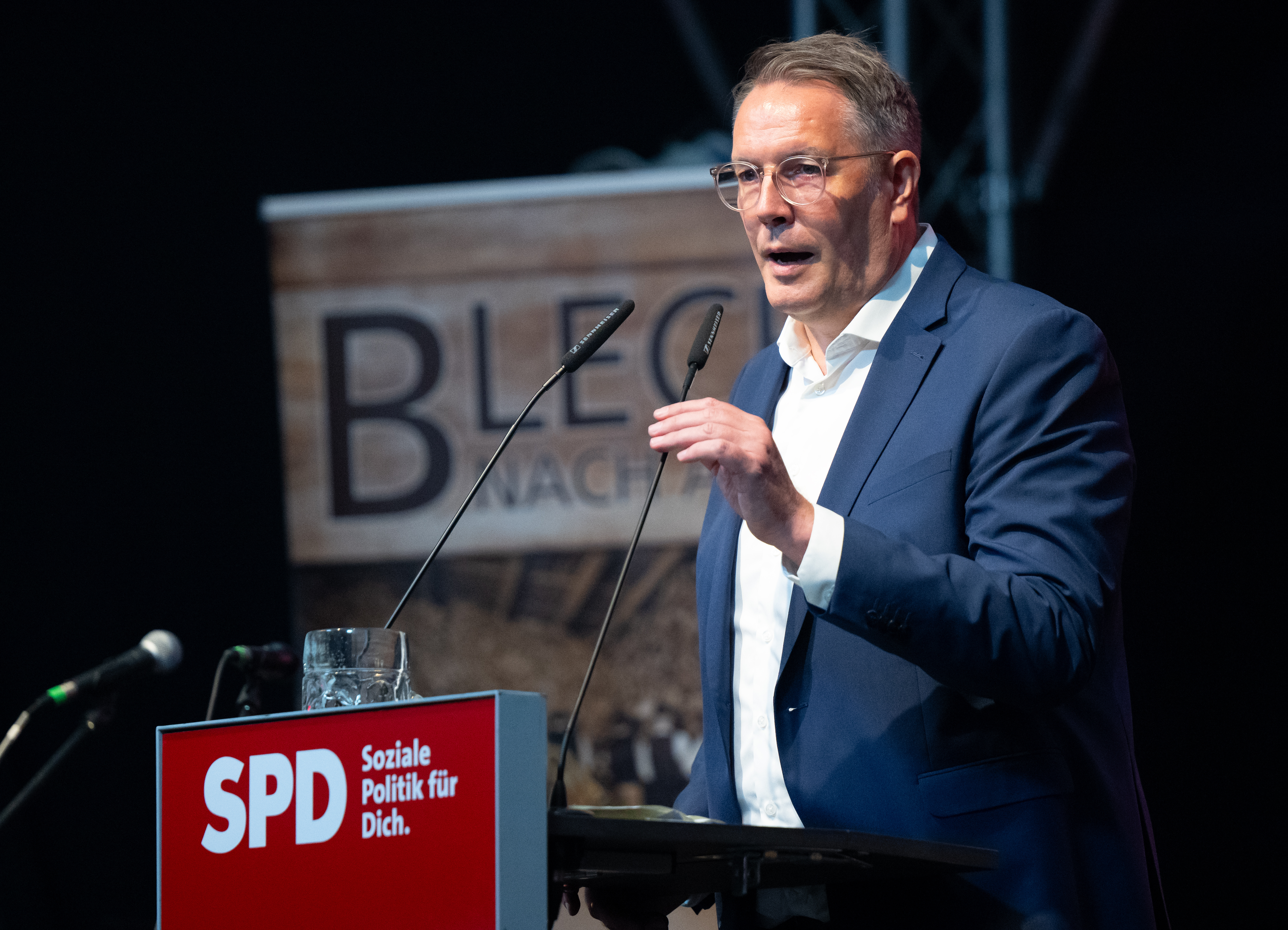 Alexander Schweitzer feiert als Ministerpräsident von Rheinland-Pfalz seine Premiere beim Gillamoos im Bierzelt.