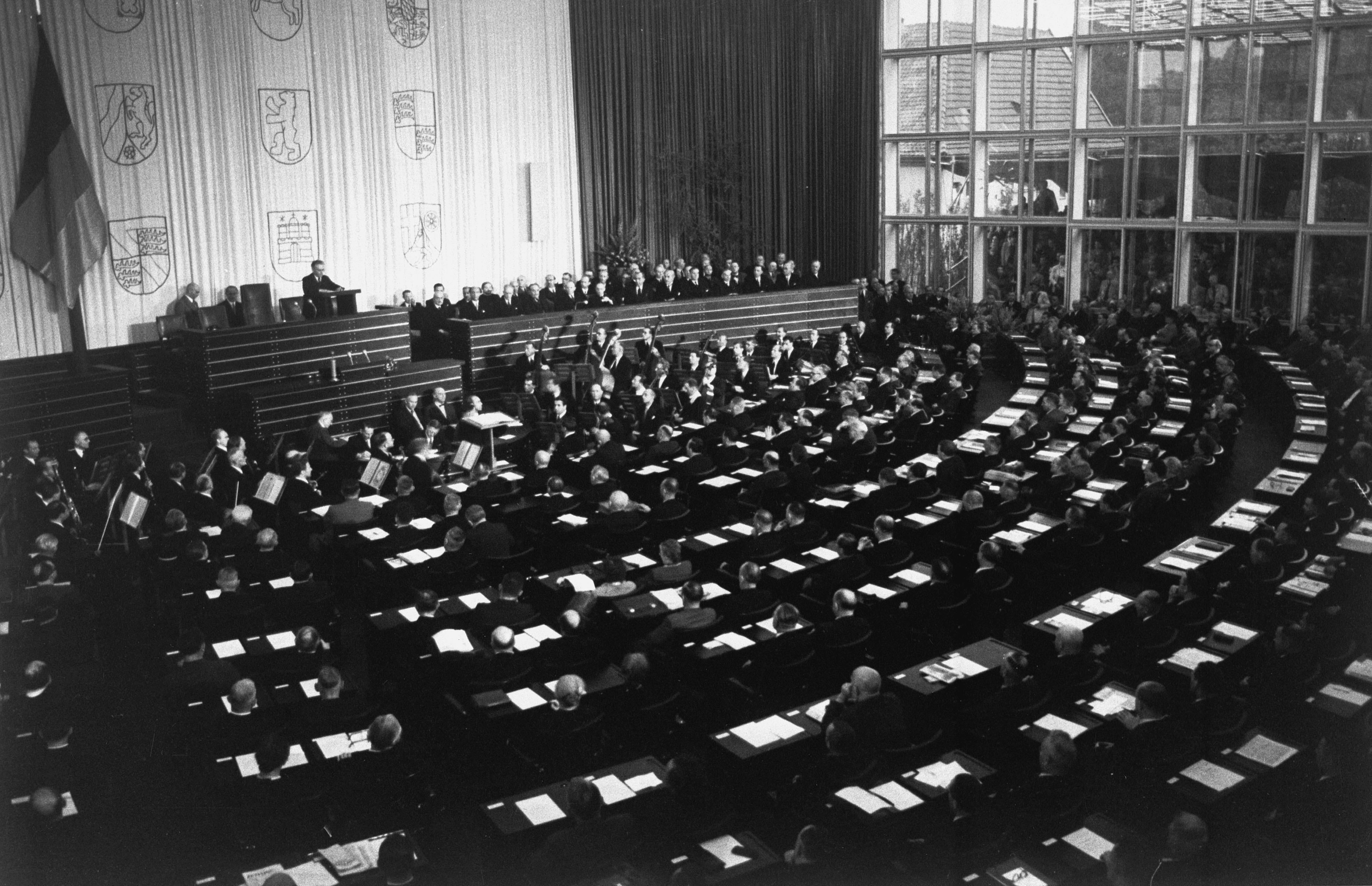 Alterspräsident Paul Löbe (SPD) eröffnet die erste Sitzung des Deutschen Bundestages in Bonn.